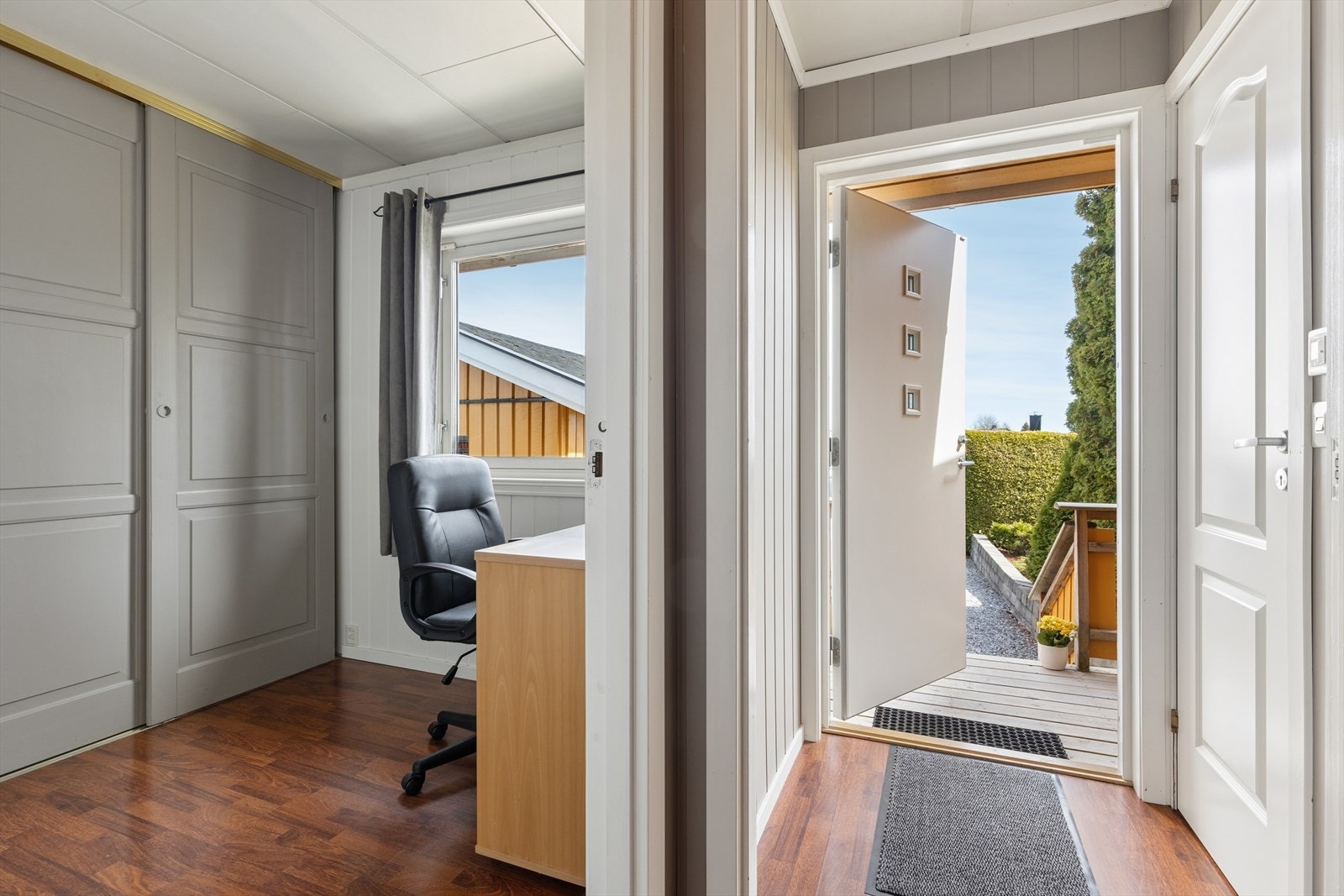 Det er adkomst til boligen fra bakkeplan, og inn i boligens første etasje. Galleribilde