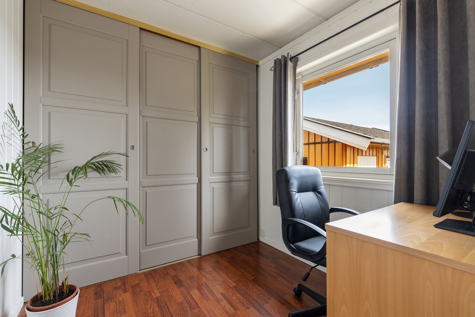 Soverom 1 har en fin skyvedørsgarderobe. Galleribilde