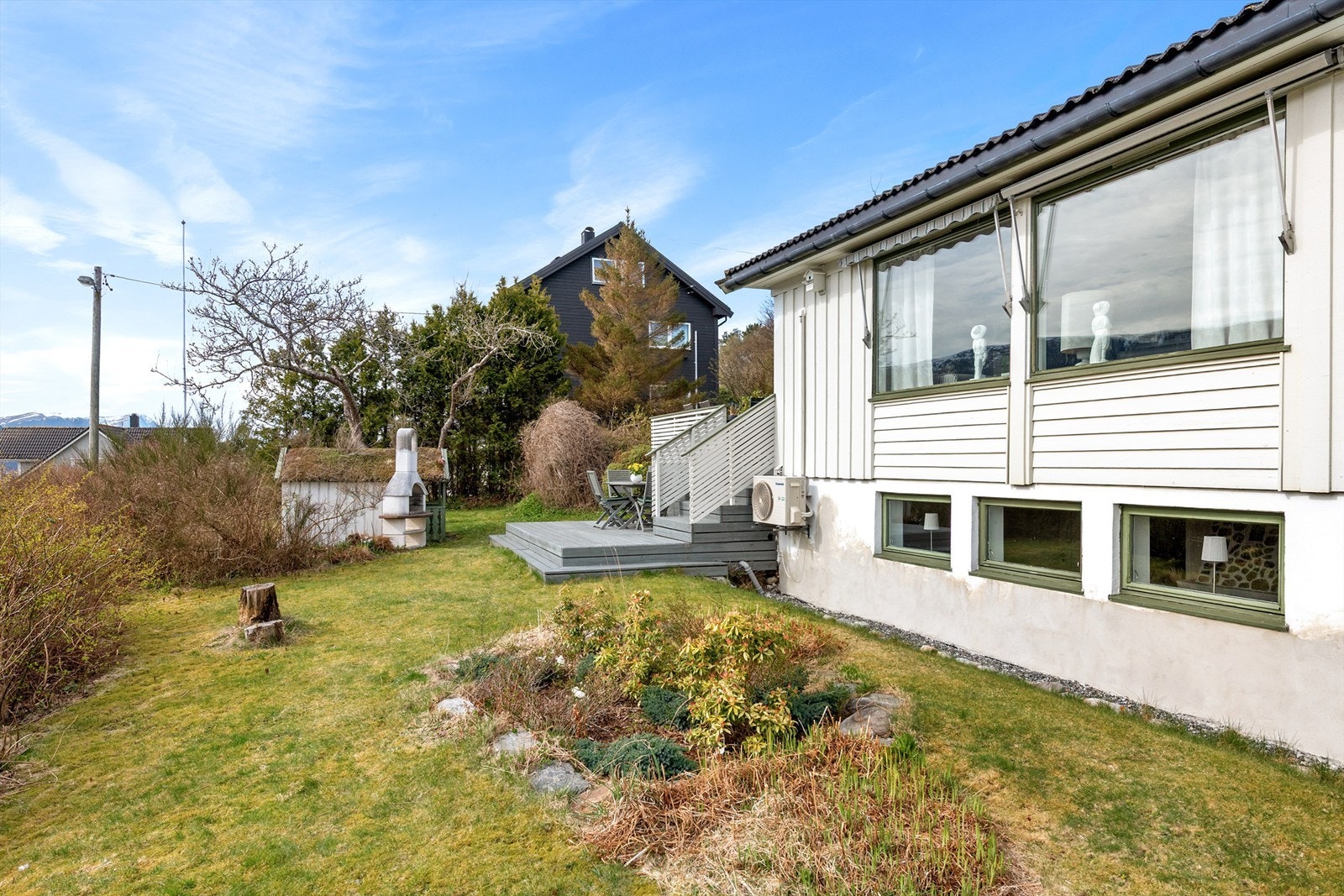 Med flere uteplasser rundt boligen kan man enkelt følge solen gjennom dagen. Galleribilde