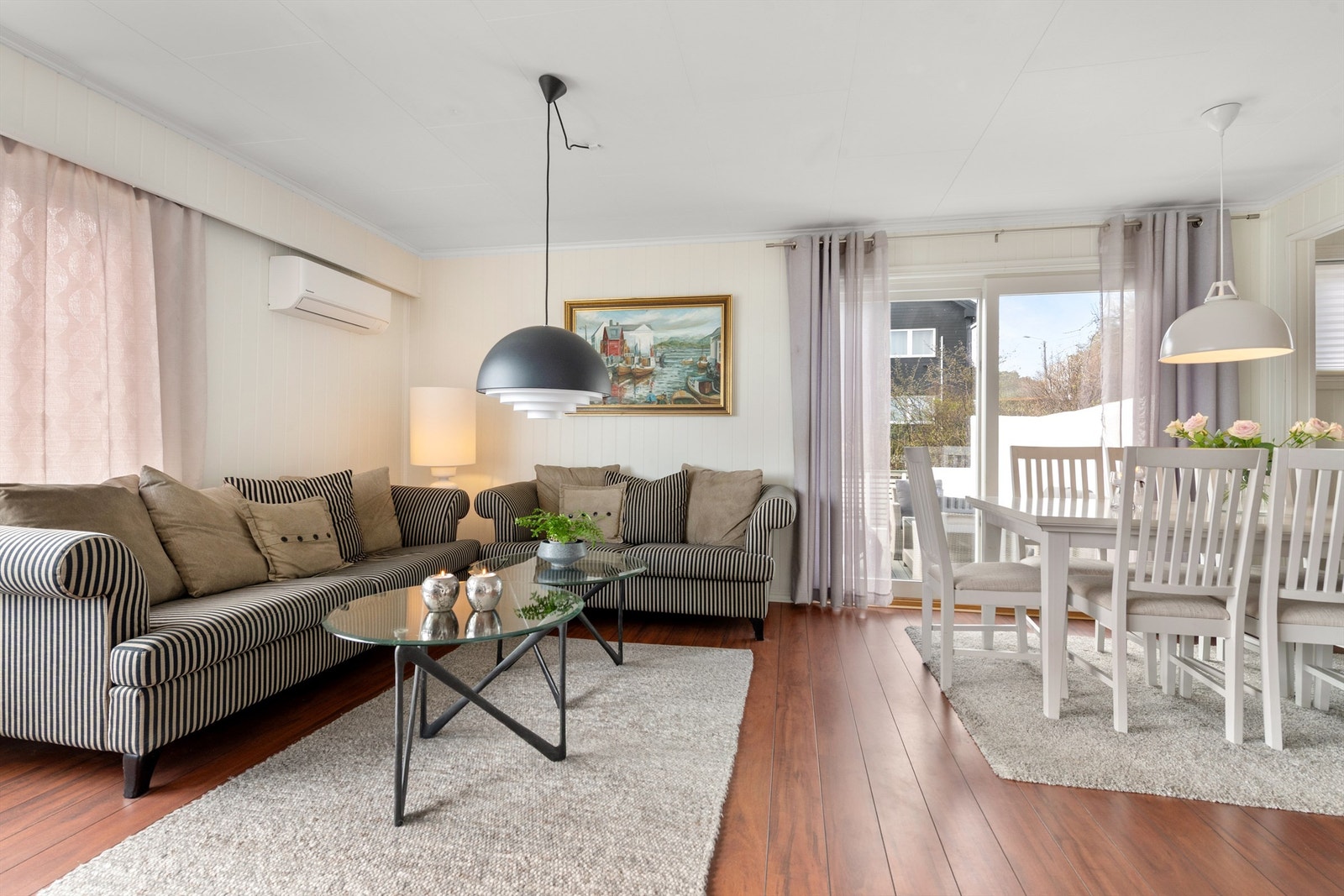 Spisestuen har plass til et langbord og ligger i tilknytning til en vestvendt terrasse Galleribilde
