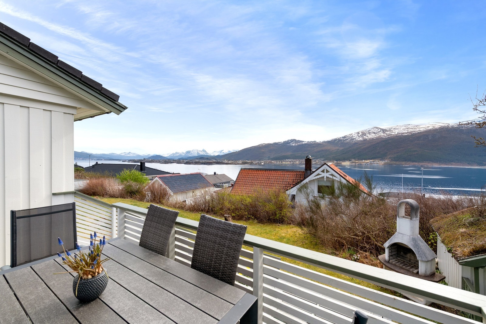 Uteplassen byr på en flott fjordutsikt. I hagen finner du også et sjarmerende uthus med torvtak, utepeis og en markterrasse på terreng Galleribilde