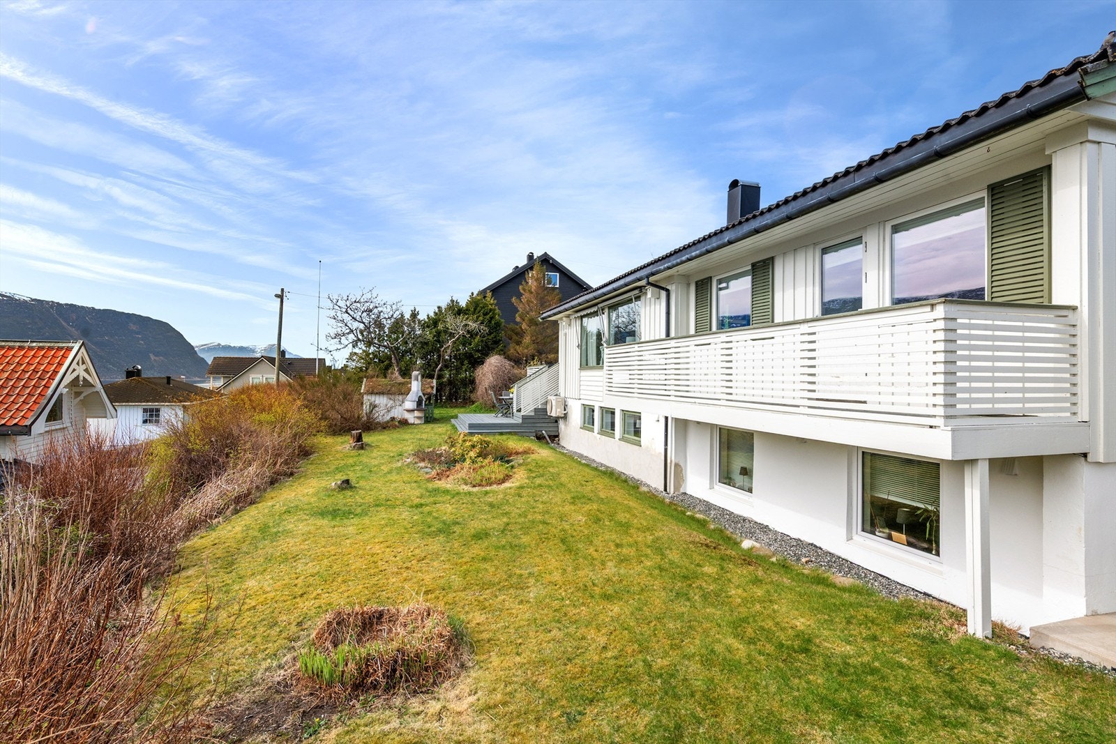 Hagen er vendt mot fjorden og er et flott sted for lek og rekreasjon. Galleribilde