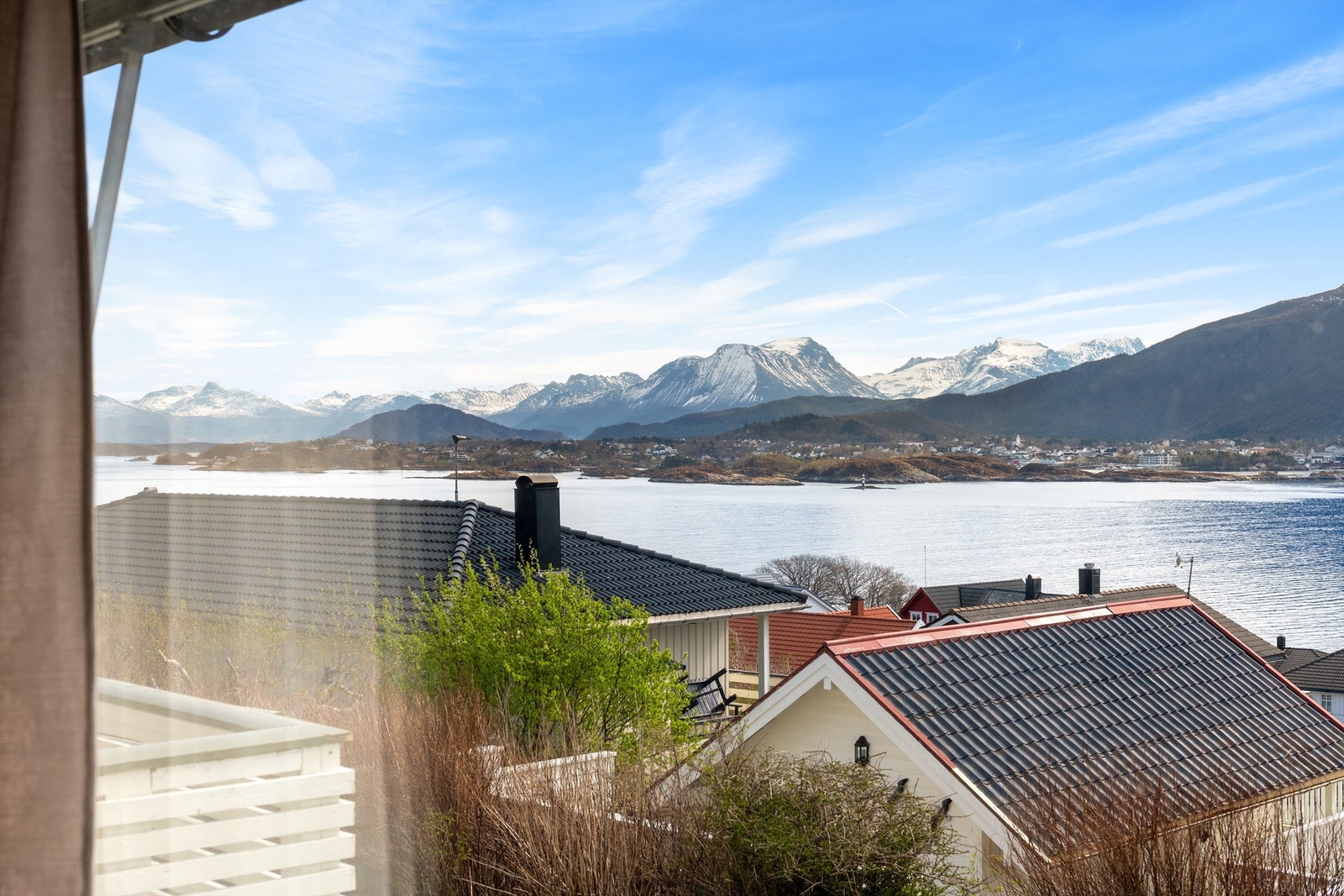Gjennom vinduene kan man nyte synet av de majestetiske Sunnmørsalpene. Galleribilde
