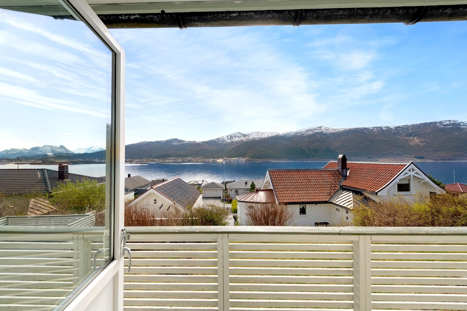Fra den sørvendte verandaen har du en åpen og fin utsikt over fjorden og nærområdet. Galleribilde