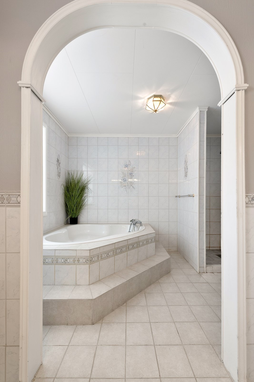På badet rammer buen inn sonen med badekar og dusj, og gir rommet særpreg Galleribilde