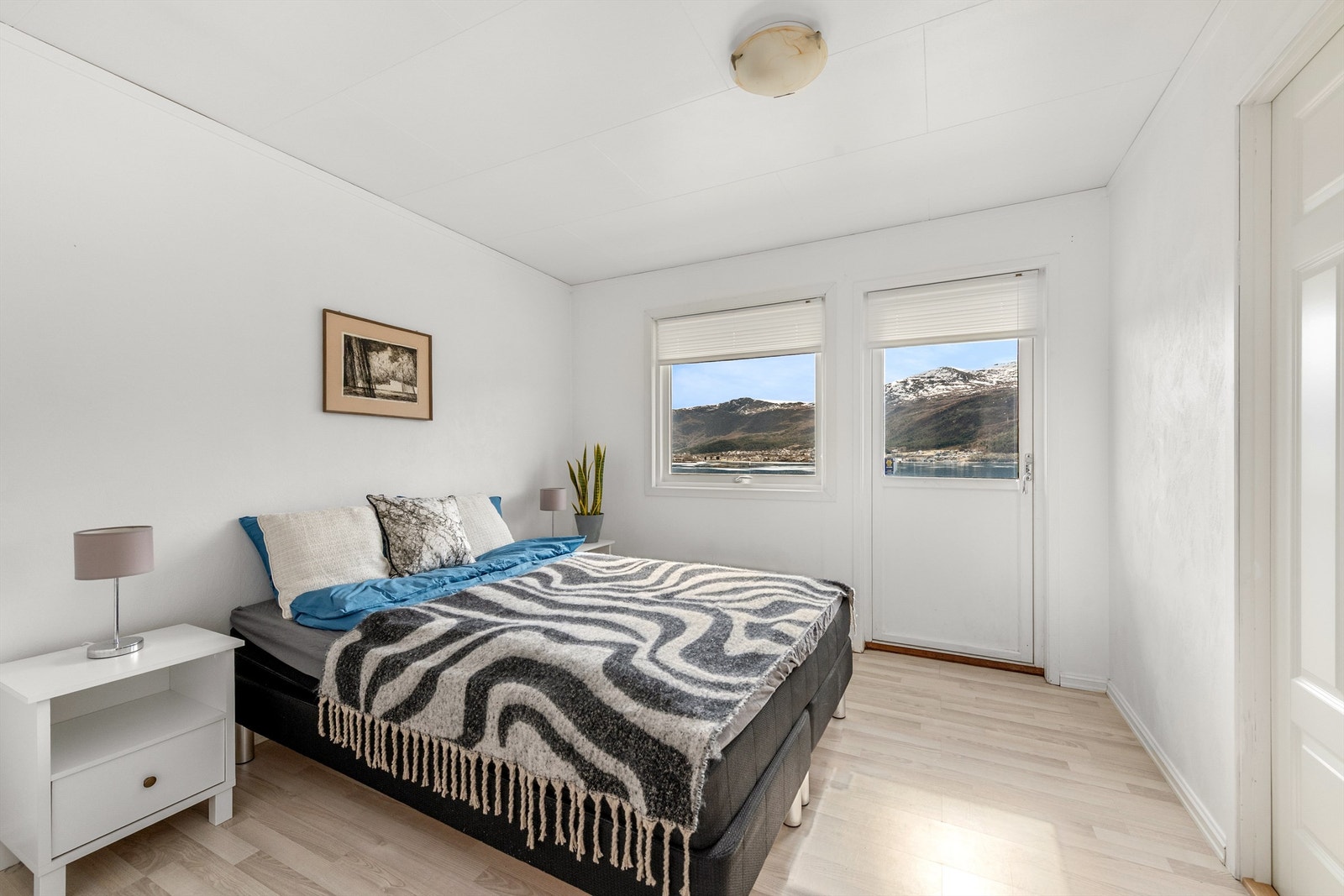 Ett av soverommene i første etasje har direkte utgang til en sørvendt veranda på ca. 9 m². Galleribilde