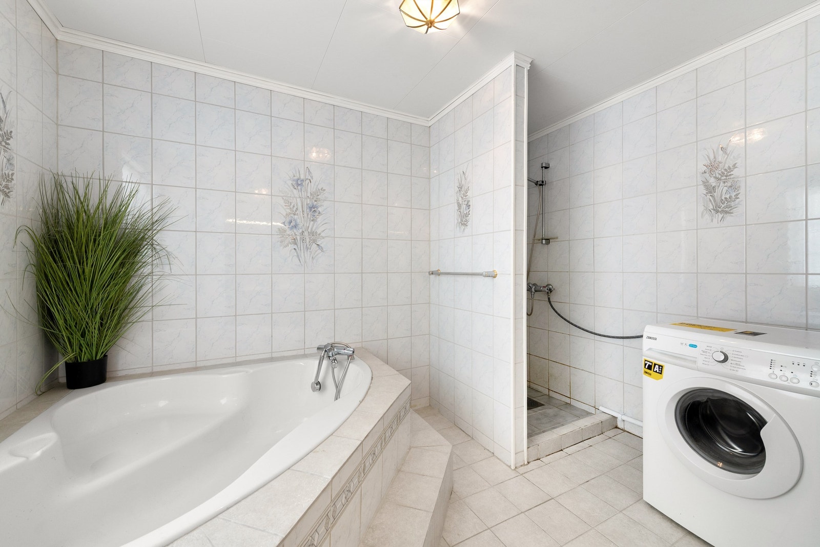 Badet har praktisk opplegg for vaskemaskin. Galleribilde