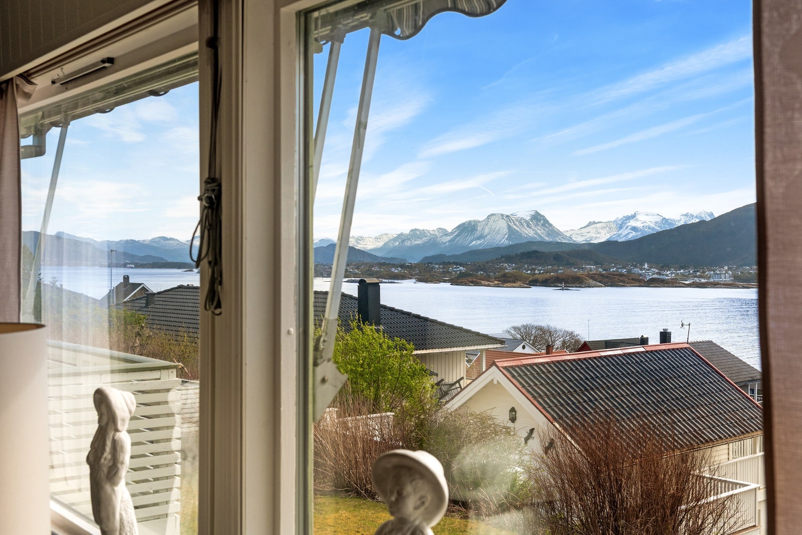 Selv fra innsiden er utsikten mot fjell og fjord et vakkert og stadig skiftende skue. Galleribilde