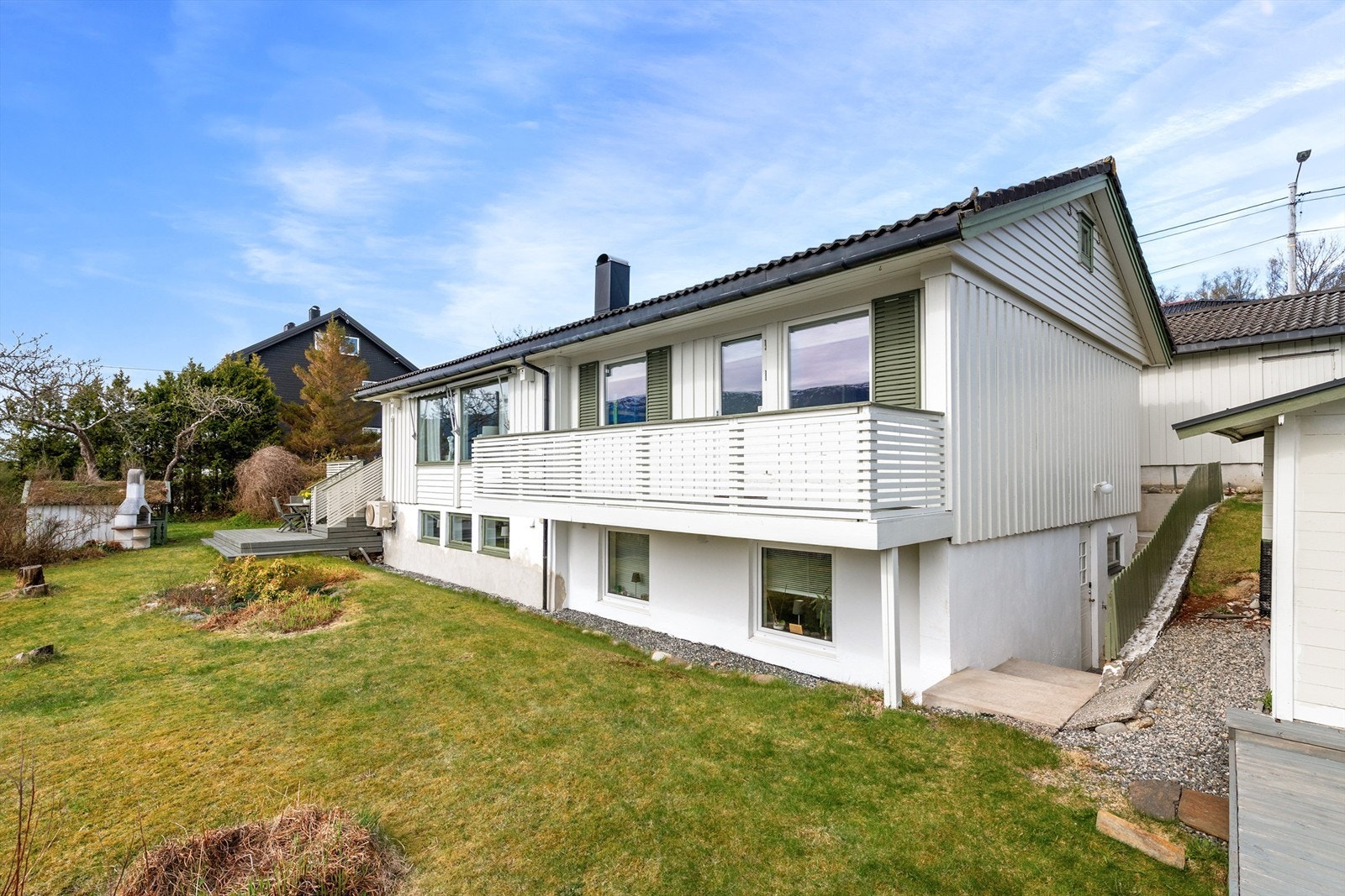 Eneboligen ble oppført i 1981 og går over to plan, med hovedetasje og underetasje. Galleribilde