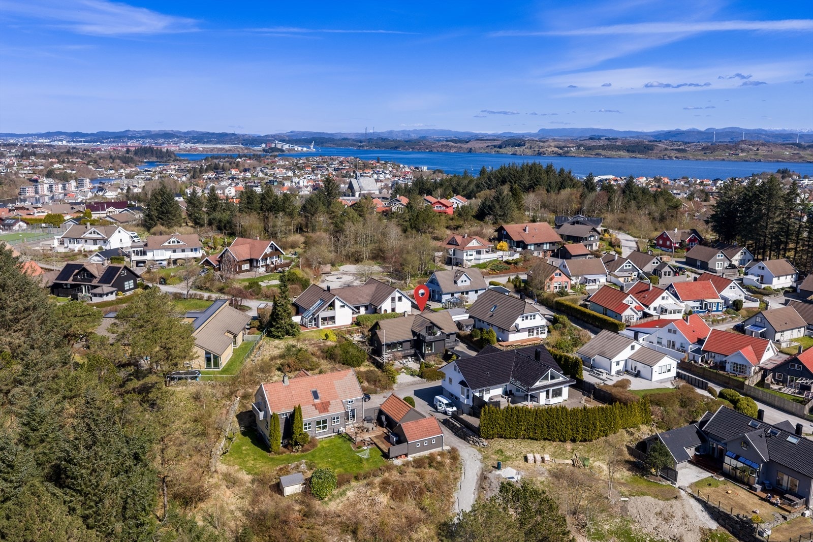 Boligen har en attraktiv, barnevennlig og sentral beliggenhet på Liarfjell i Kopervik med gangavstand til skoler på alle trinn, idrettsanlegg, turområder, sentrum og ellers alle fasiliteter. Galleribilde