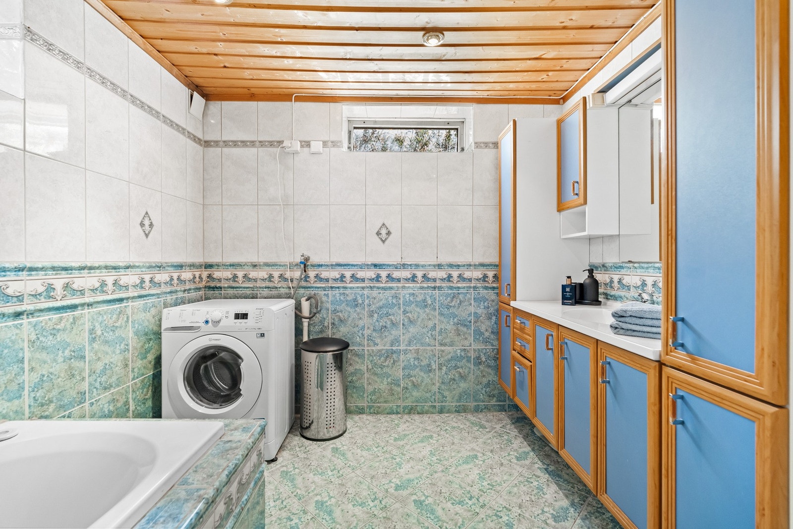 Bad med gode bruksmuligheter, men med behov for modernisering. Galleribilde