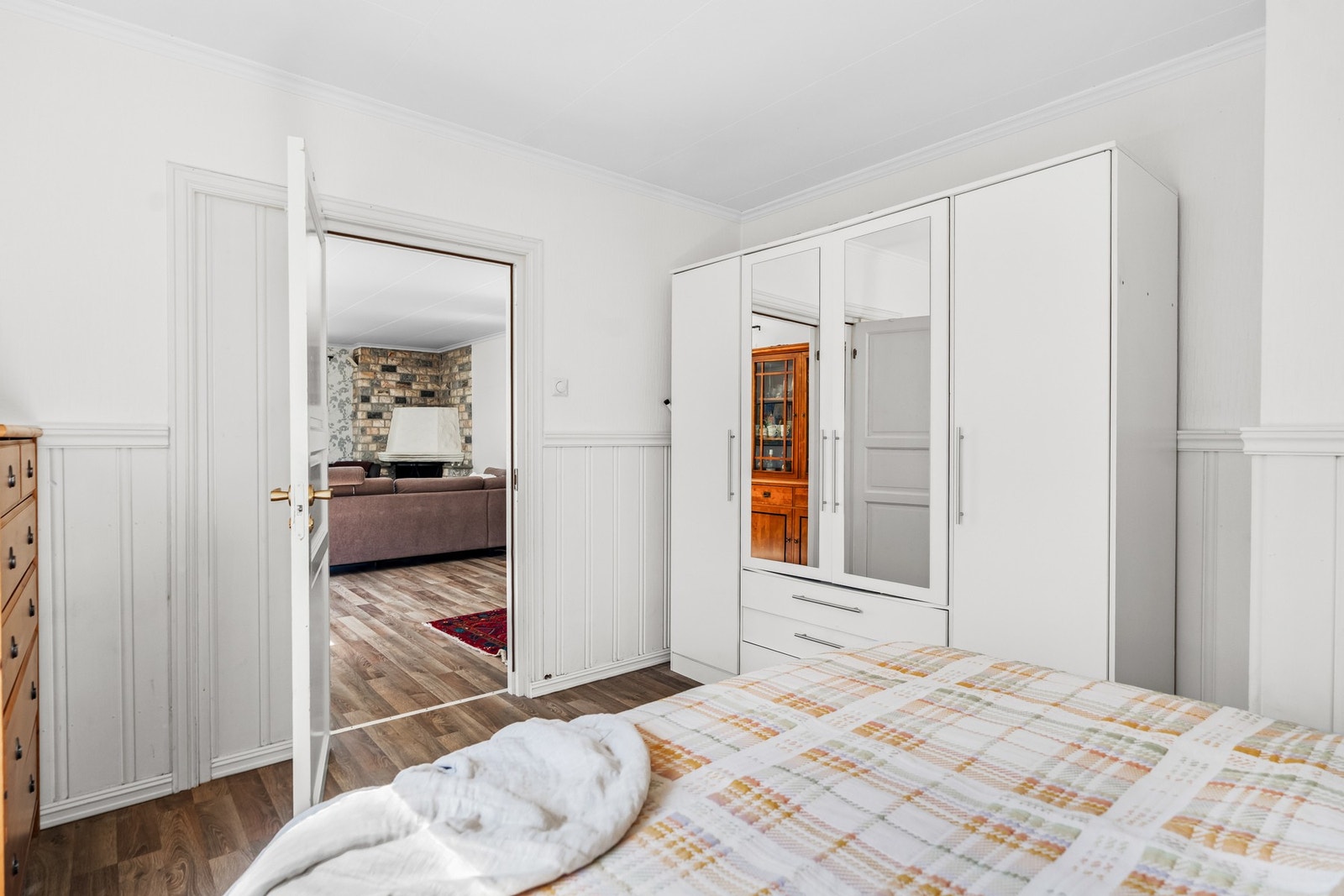 Soverommet får rikelig med naturlig lys inn lys og bidrar til en luftig og behagelig atmosfære. Galleribilde