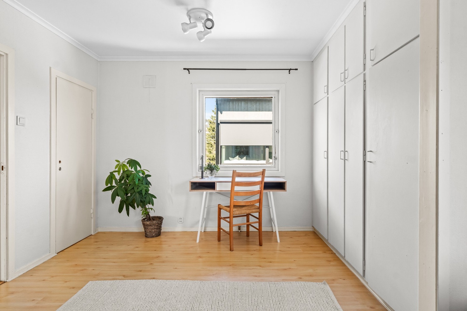 Rommet har god plass til en kontor løsning. Galleribilde