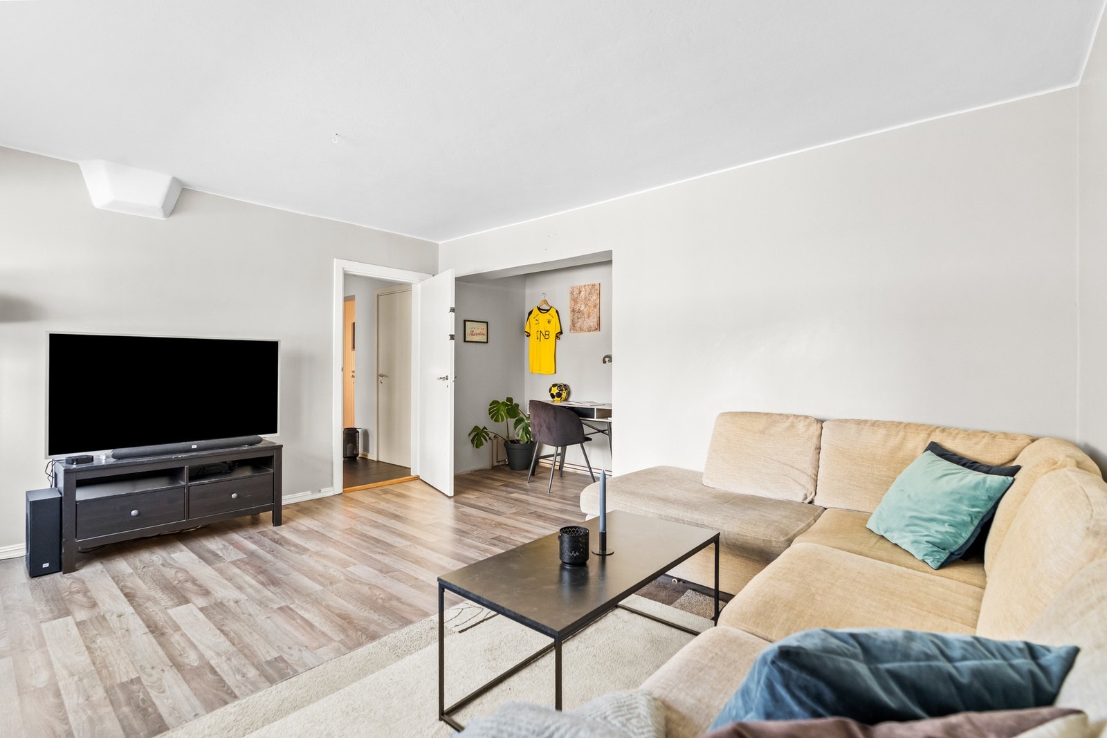 Kjellerstue med gode muligheter for etablering av TV-stue, hobbyrom eller ekstra oppholdsrom. Galleribilde