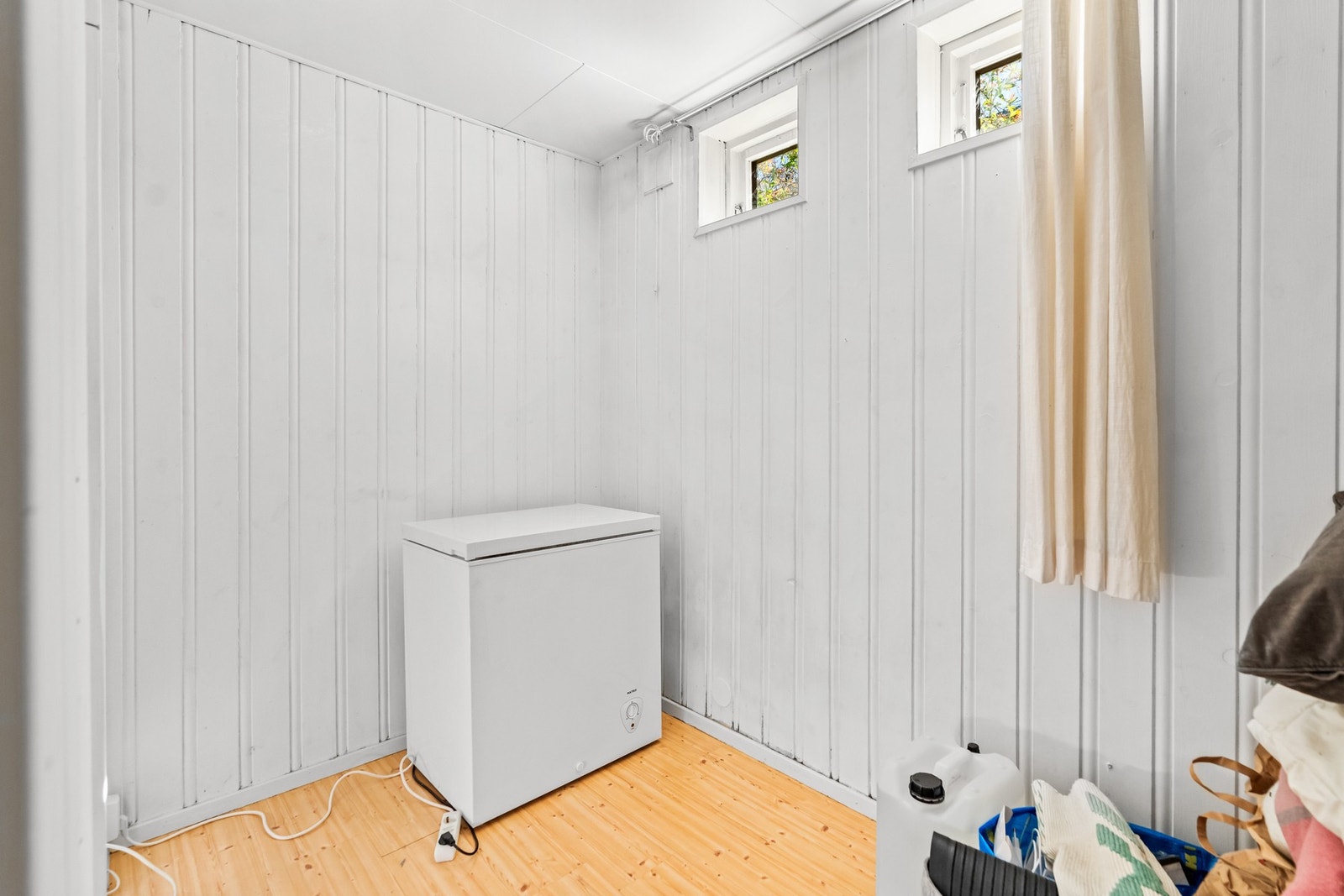 Bod med gode lagringsmuligheter for sesongutstyr og annet innbo. Galleribilde