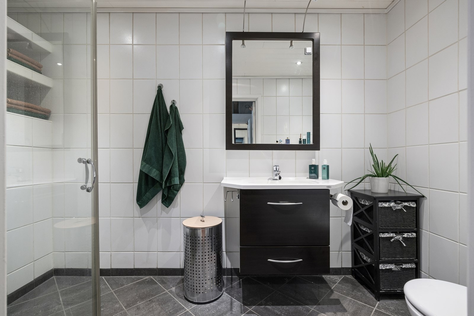 Flislagt bad med varmekabler i gulv. Badet er på 5 kvm. Galleribilde