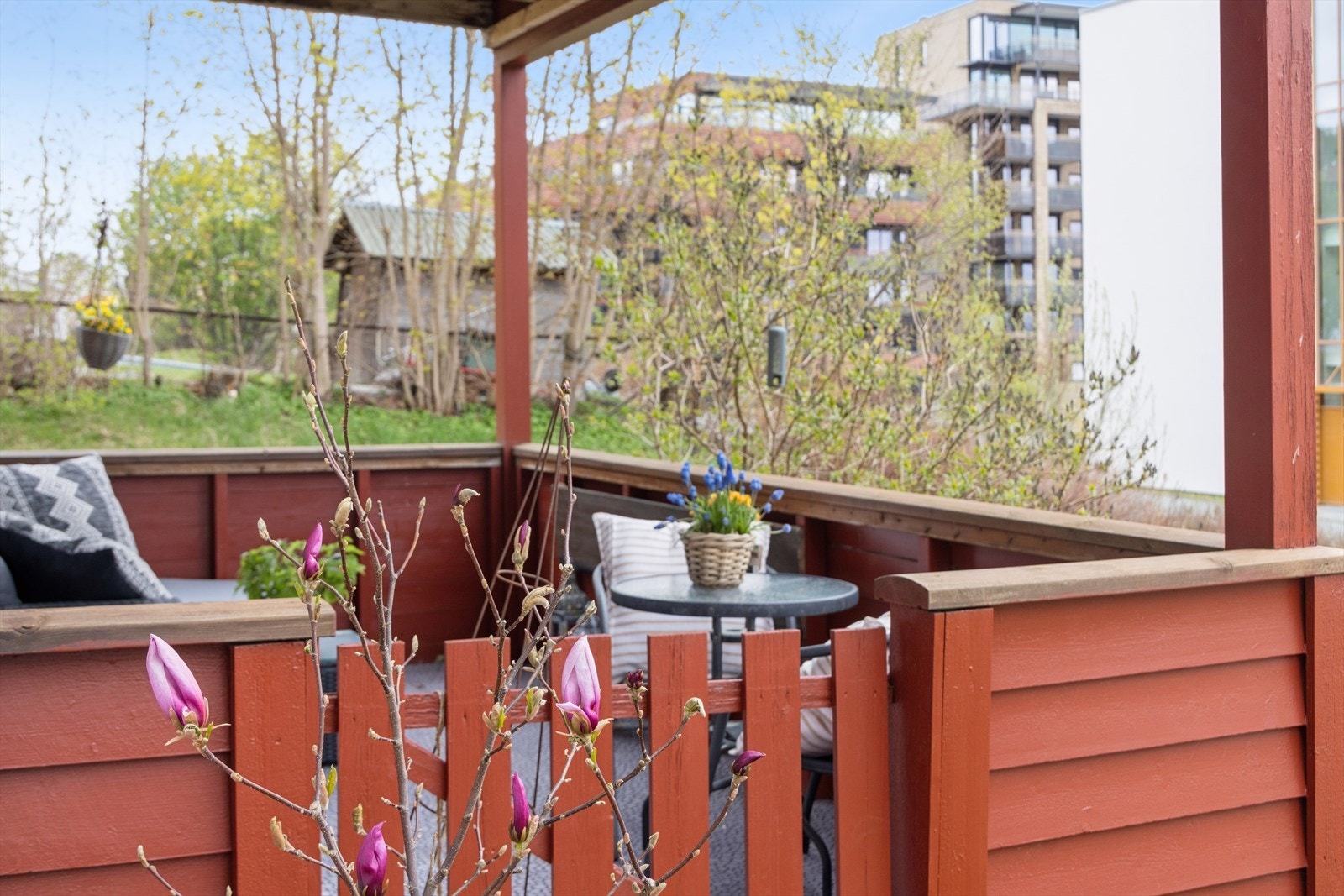 Balkong med plass til beplantning. Epletre og plommetre i hagen. Galleribilde
