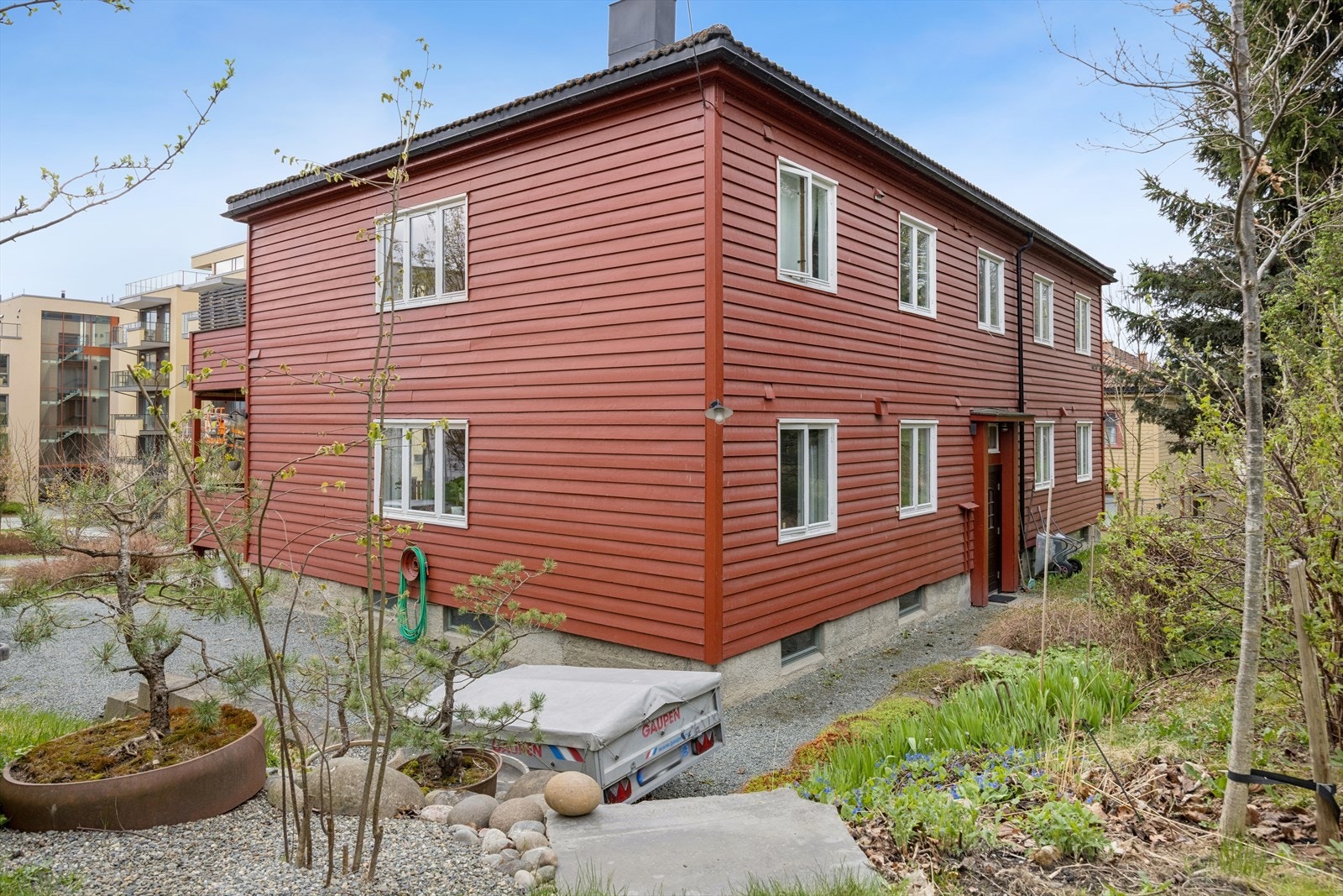 Fasade og uteområde sett fra avstand. Galleribilde