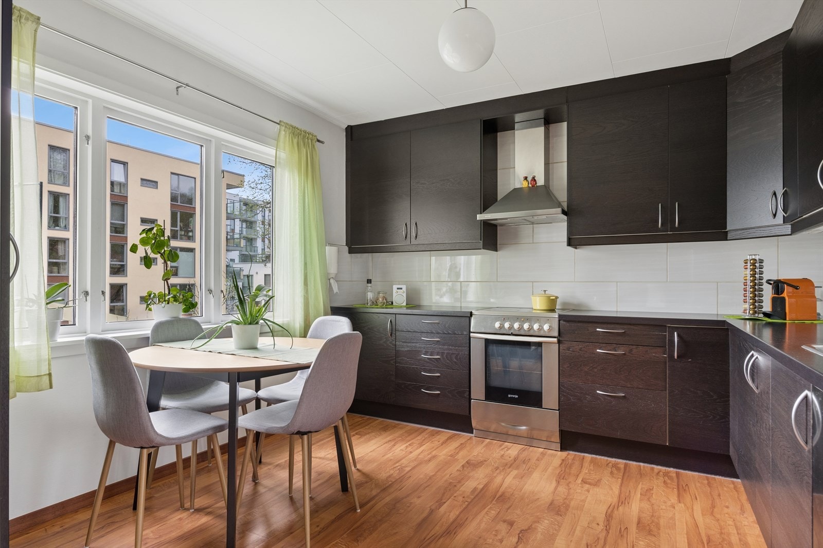 Kjøkken har godt med skap og benkeplass. I tillegg har man god plass til kjøkkenbord. Galleribilde