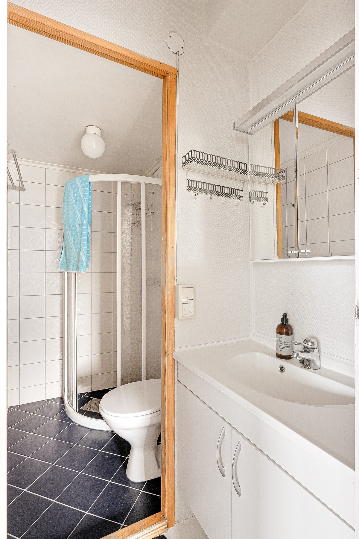 Badet er flislagt med elektriske varmekabler i gulv Galleribilde