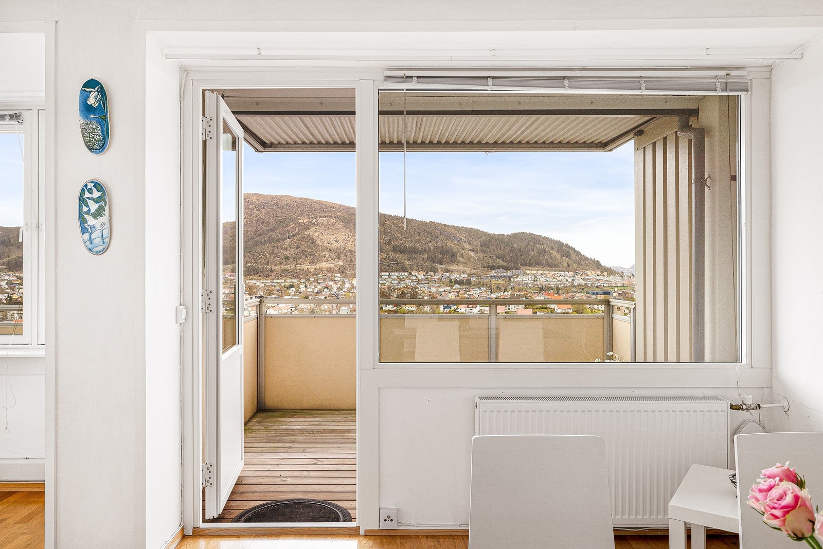Fra stuen har man utgang til stor altan på hele 11,12 m² Galleribilde