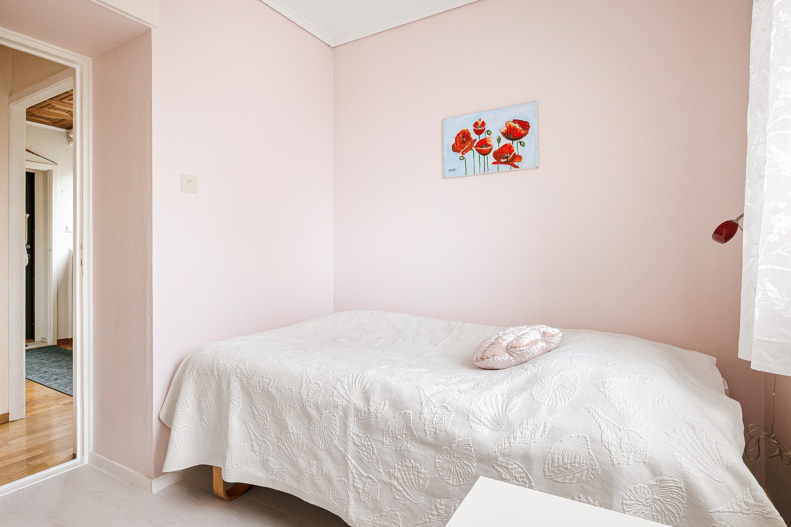 Boligens to soverom måler 5,97 m² og 6,91 m² Galleribilde