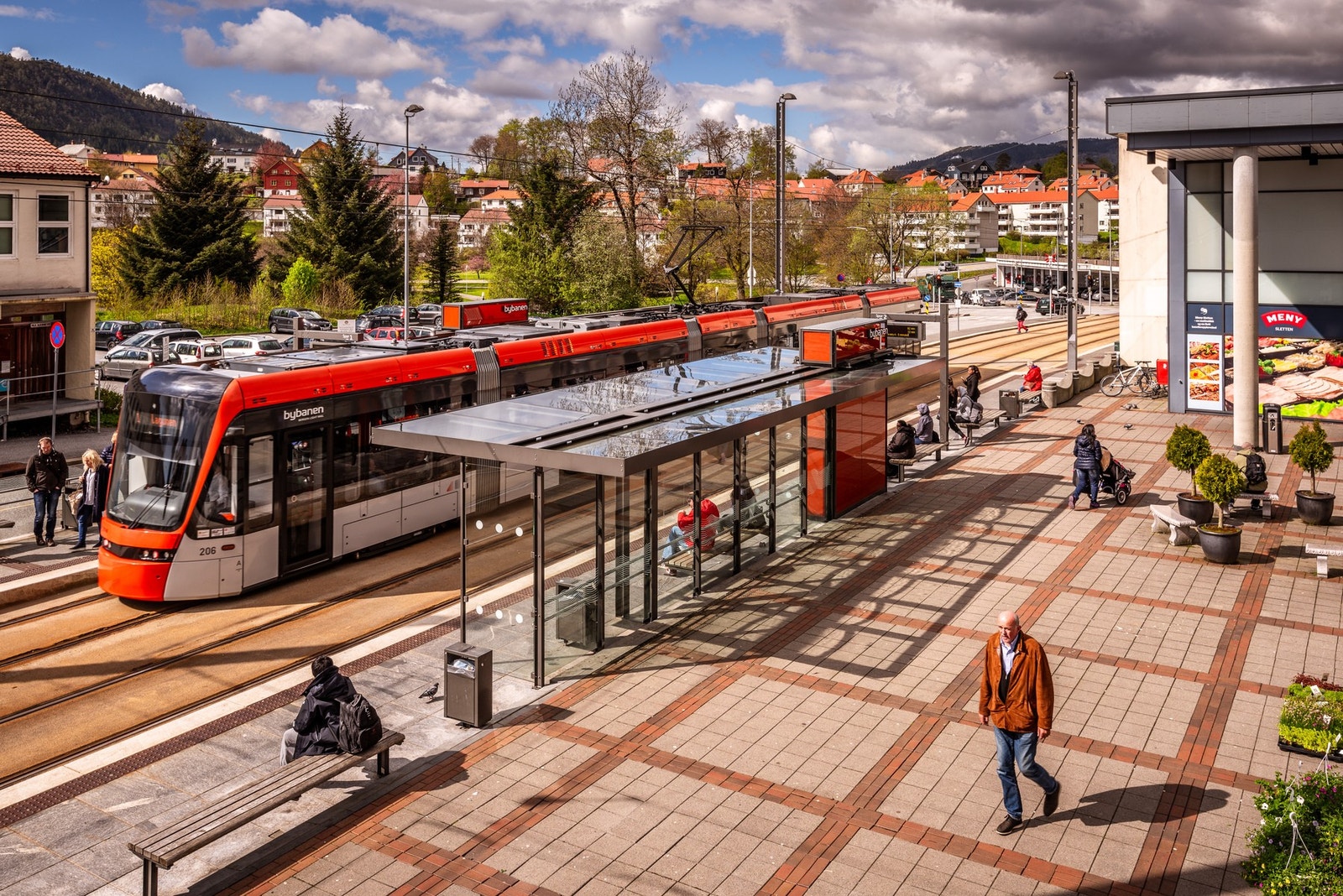 Kollektivtilbudet tilknyttet boligen er meget godt med både buss- og bybane nært Galleribilde