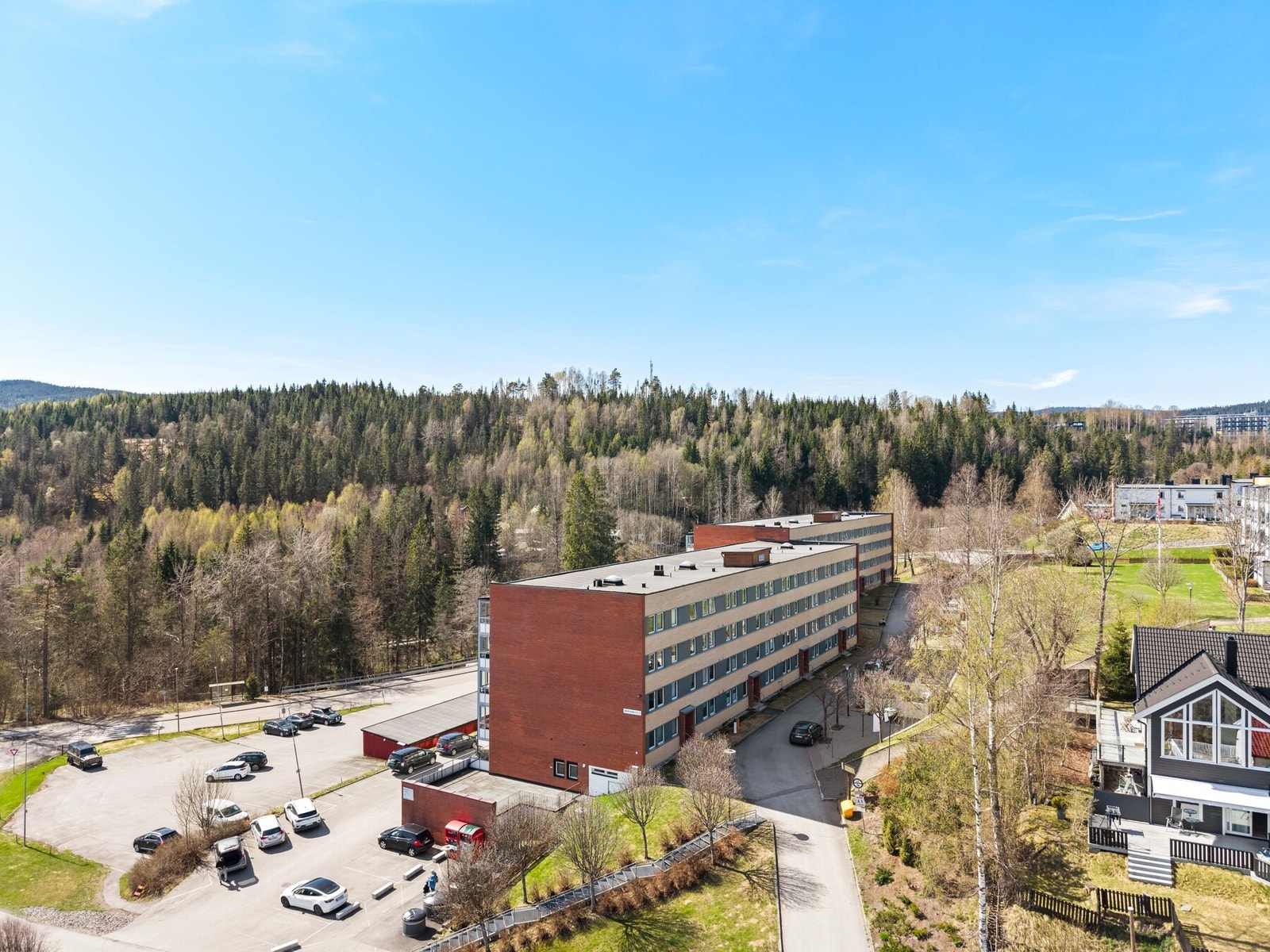Her bor du i et barnevennlig område med kort vei til kollektivtransport, butikker, skoler og flotte rekreasjonsområder. Galleribilde