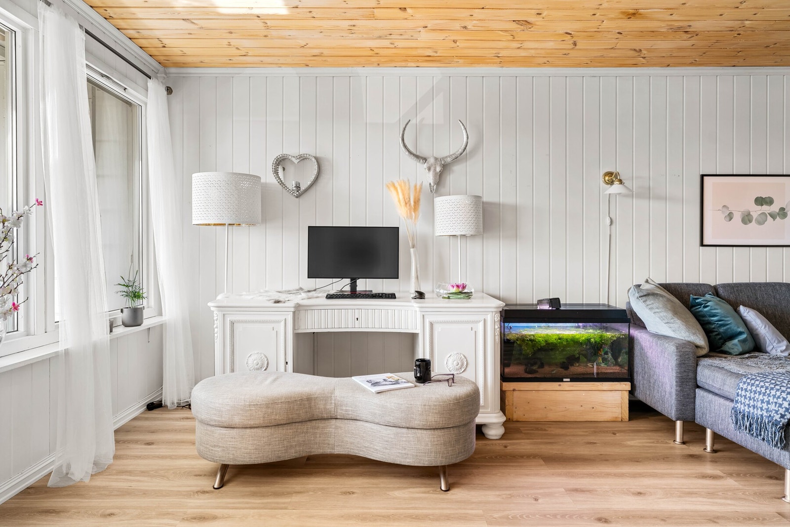 Stuen har god plass til møblering med sofakrok, TV-løsning og eksempelvis en egen sone for hjemmekontor eller arbeidspult, noe som gir fleksible bruksmuligheter. Galleribilde