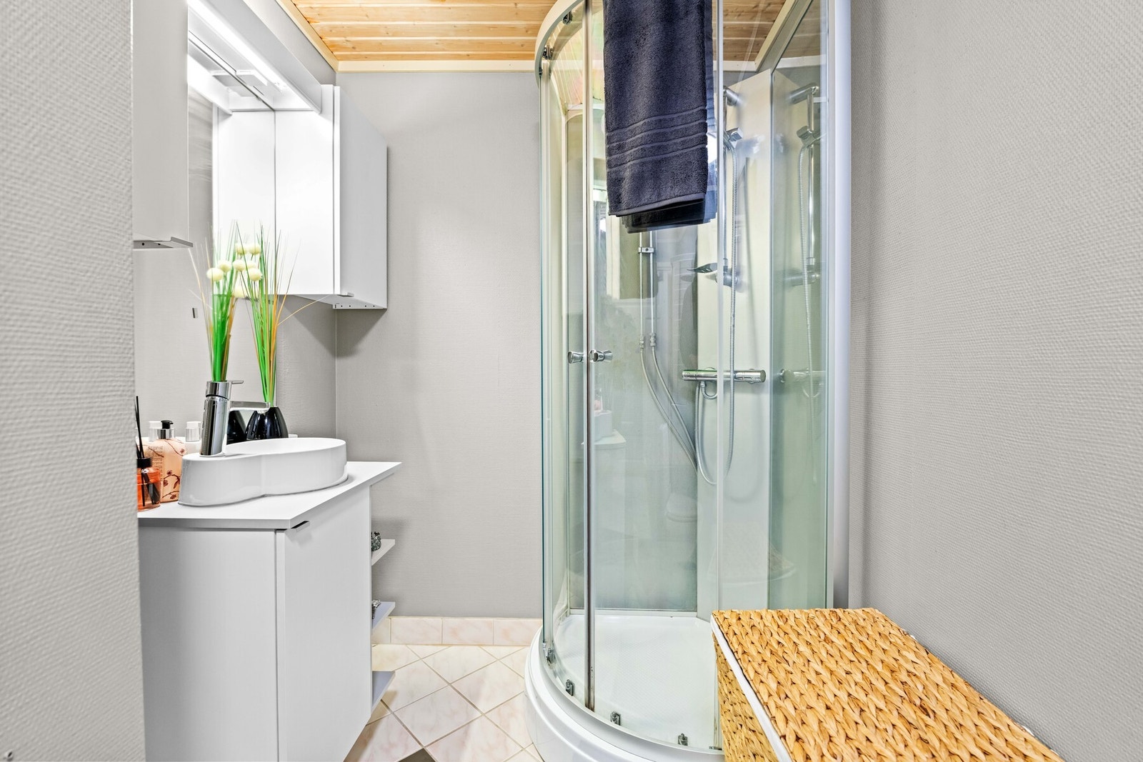 Badet har fått oppgraderinger i nyere tid, med ny termostat og en stilren servant installert i 2023, som bidrar til et oppdatert uttrykk. Galleribilde