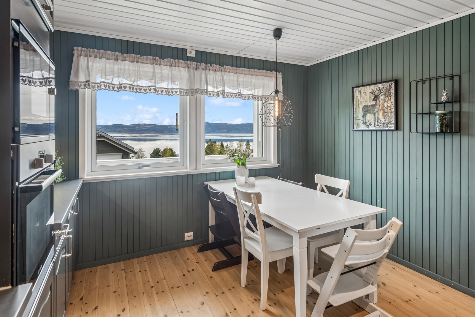 Fra kjøkkenet kan man nyte utsikten utover Trondheimsfjorden til morgenkaffen. Galleribilde