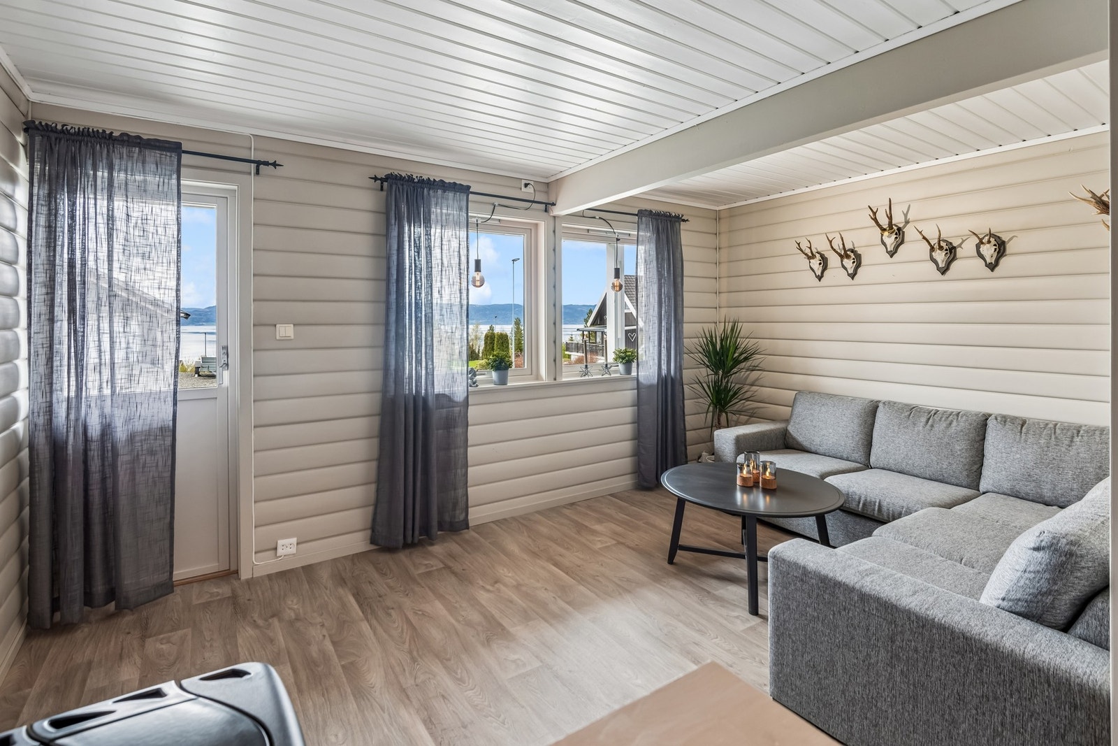 Stuen har enkel adkomst til gårdsplass. Galleribilde