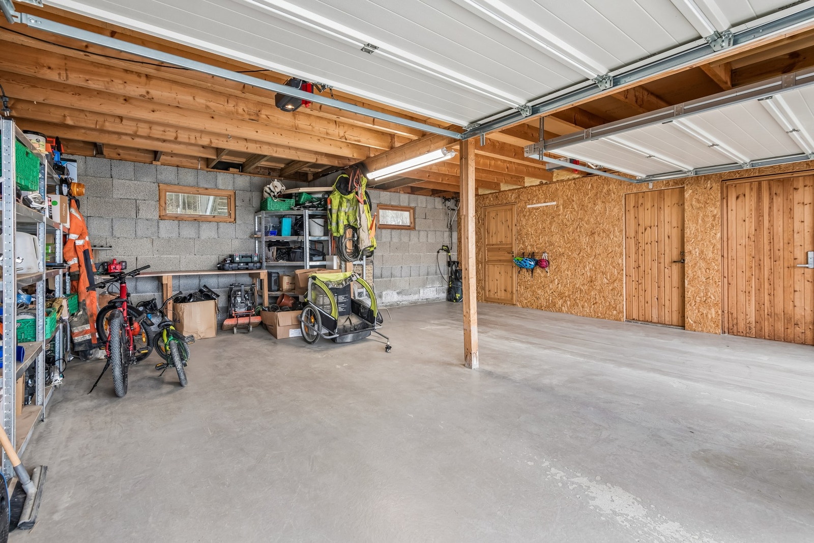 Romslig garasje med fjernstyrte garasjeporter. Epoxy på gulv i garasje og boder i garasjen. Galleribilde