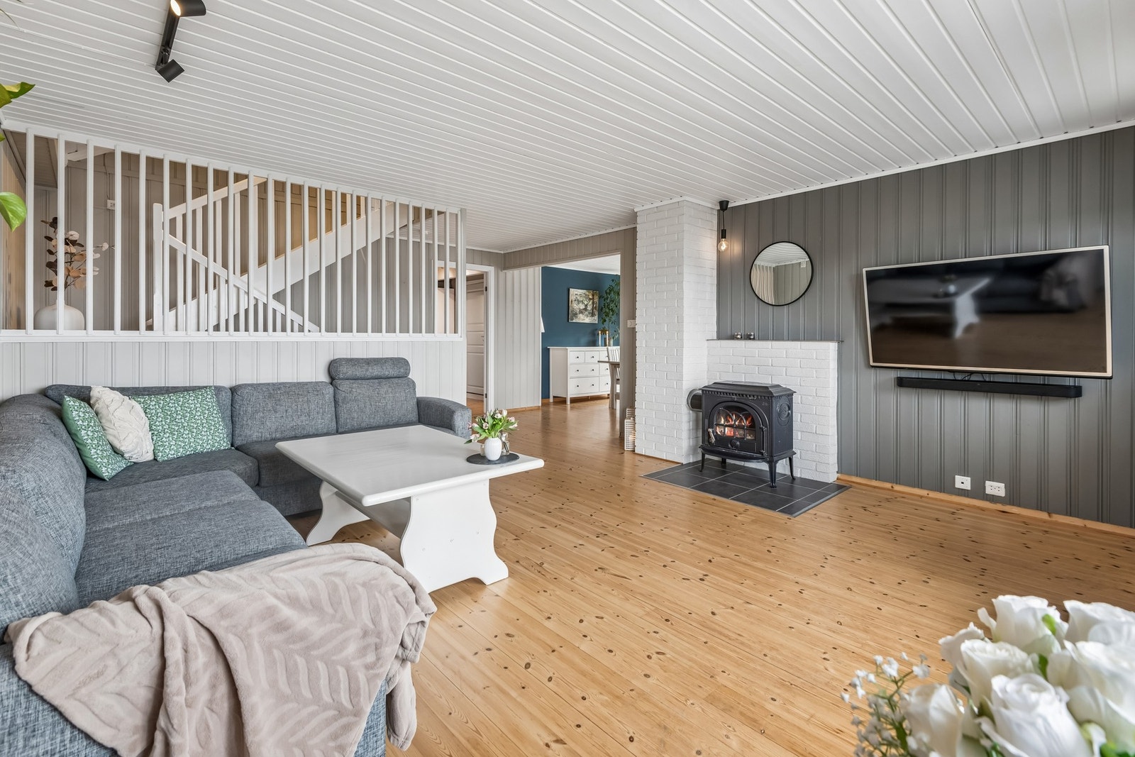 Boligen er over tre plan hvor to av soverommene er i underetasjen, ett på loft og ett på hovedplan. Galleribilde
