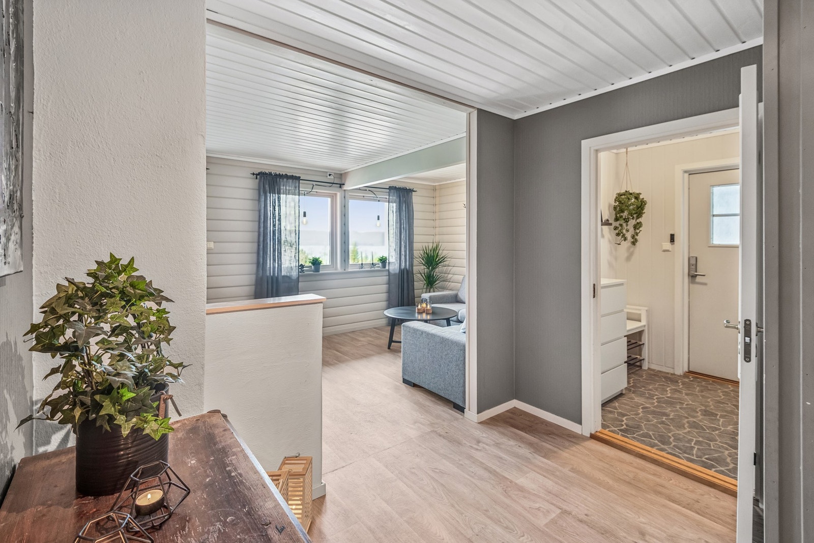 Romslig gang i tilknytning til kjellerstua. Galleribilde