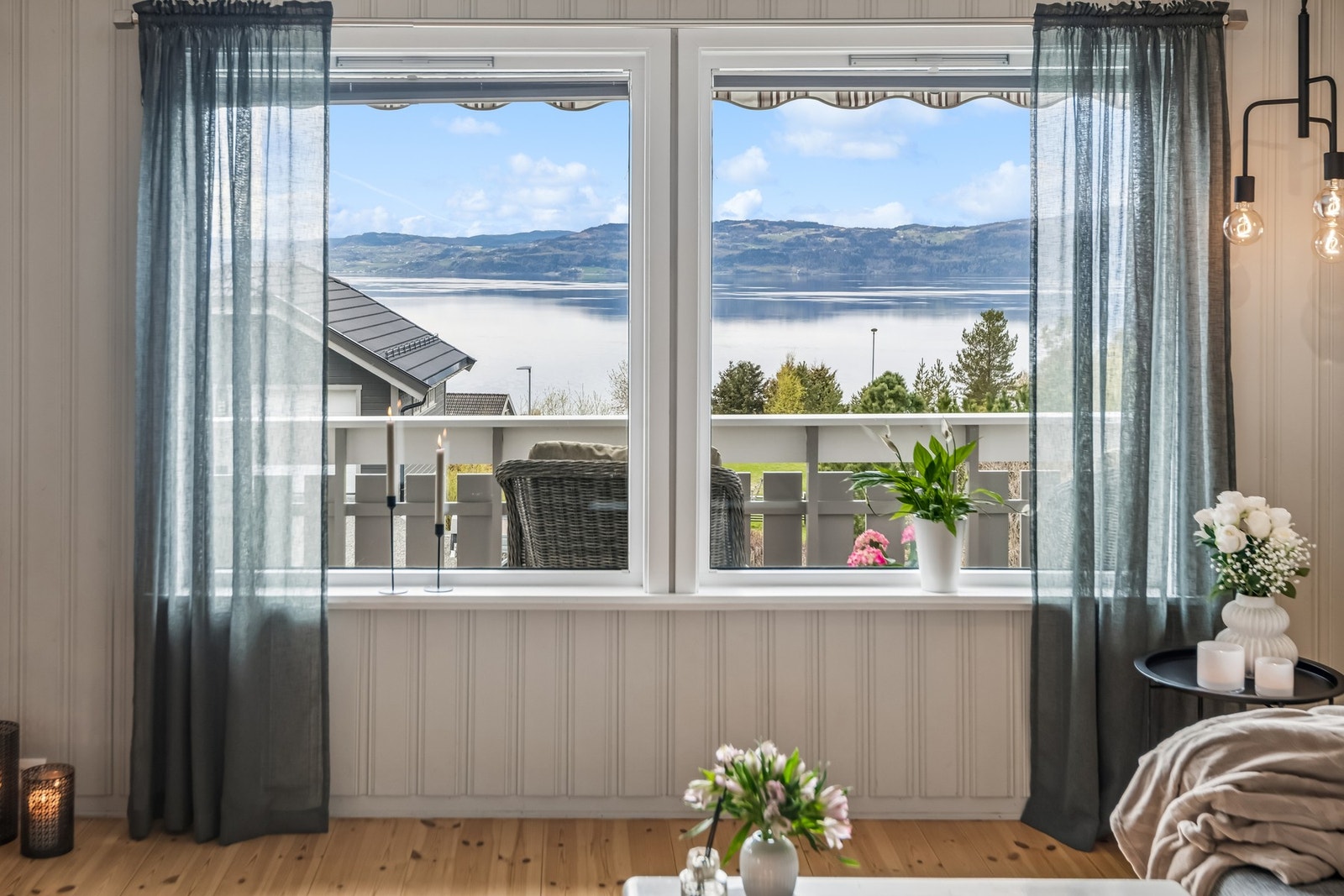 Fra stua har man nydelig utsikt utover Trondheimsfjorden. Galleribilde