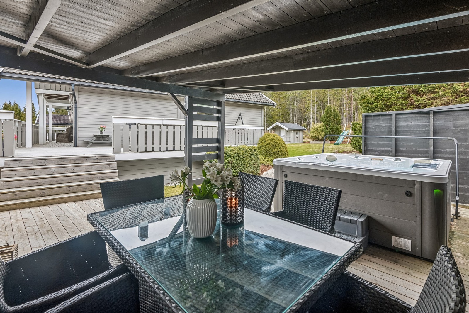 Boligen har en romslig veranda og en pent etablert hage med flere hyggelige sitteplasser. Galleribilde