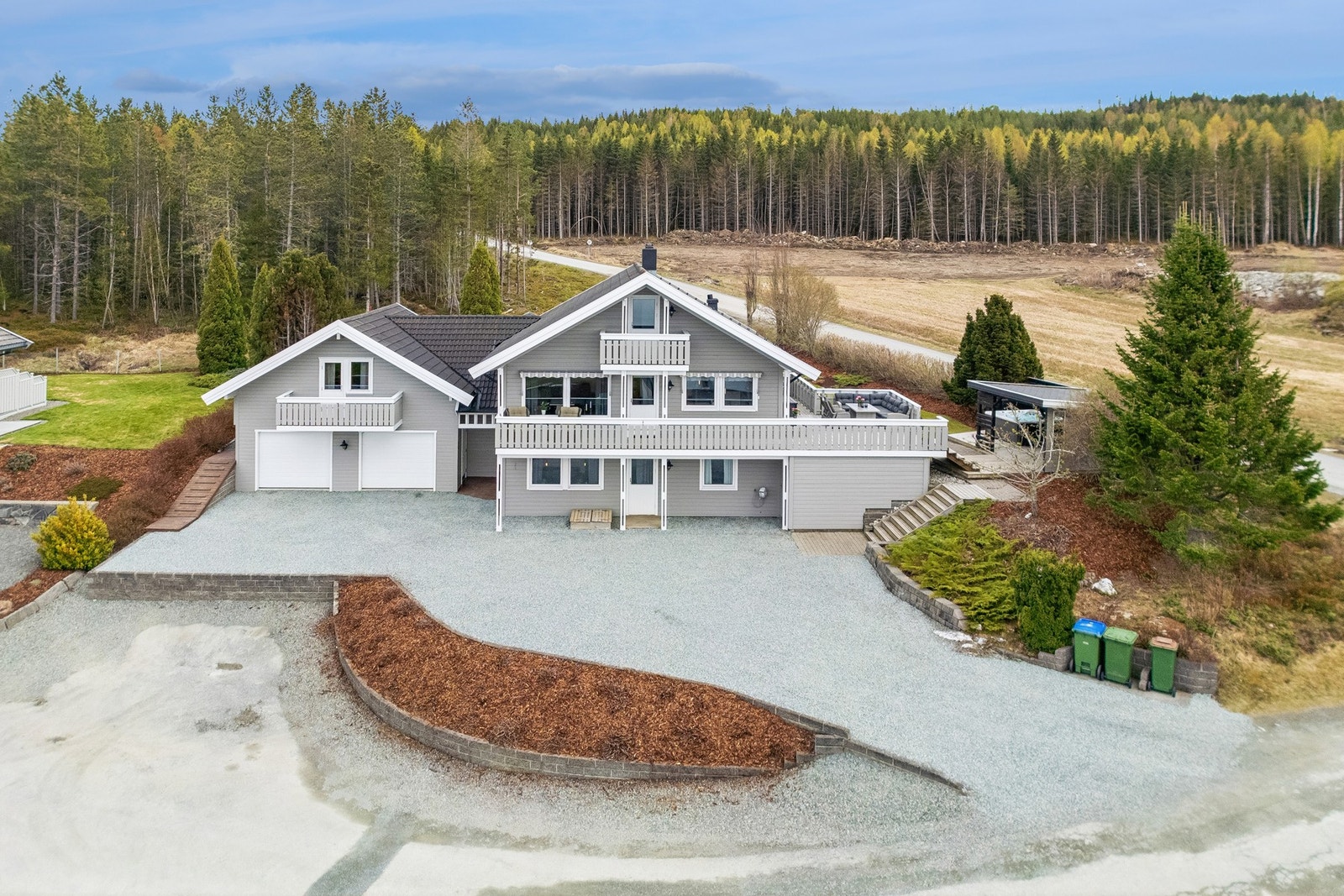 Eiendommen ligger fint til øverst i feltet, med skogen rett i bakkant av boligen. Stor gårdsplass med god plass til parkering i tillegg til dobbel garasje. Galleribilde