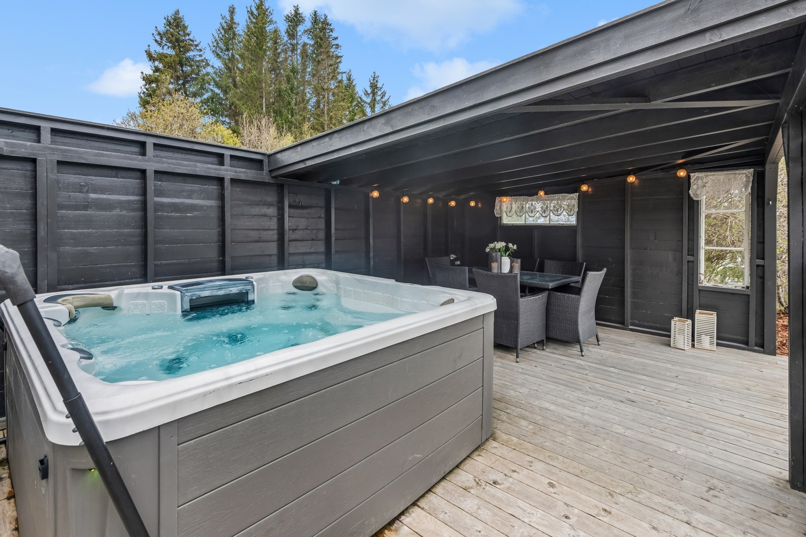 Her kan man nyte et bad i jazucci eller spise middagen i lune omgivelser under takoverbygget veranda. Galleribilde