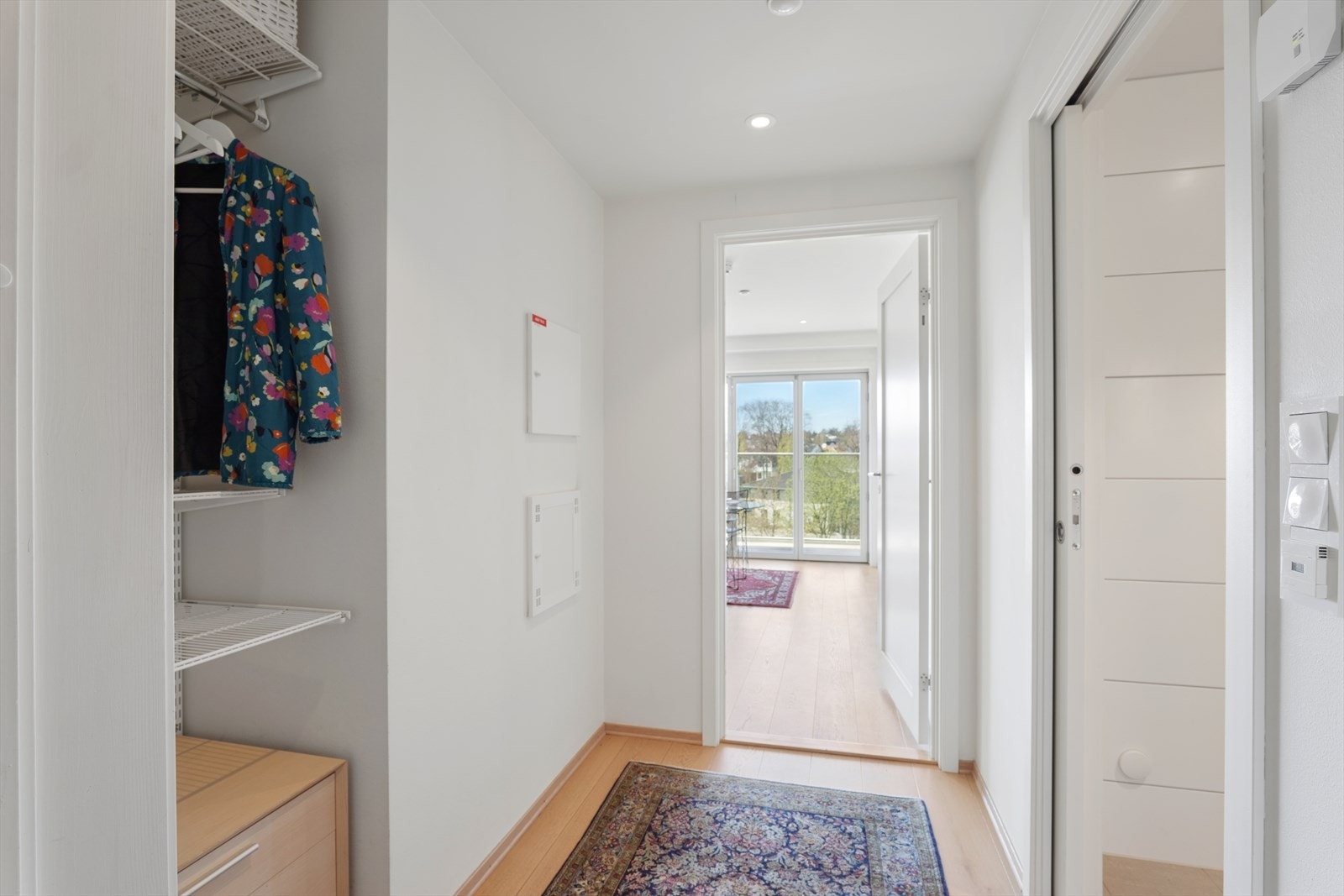 I entrén er det plass til å henge av seg, og her møter lyset deg allerede i det du kommer inn. Galleribilde