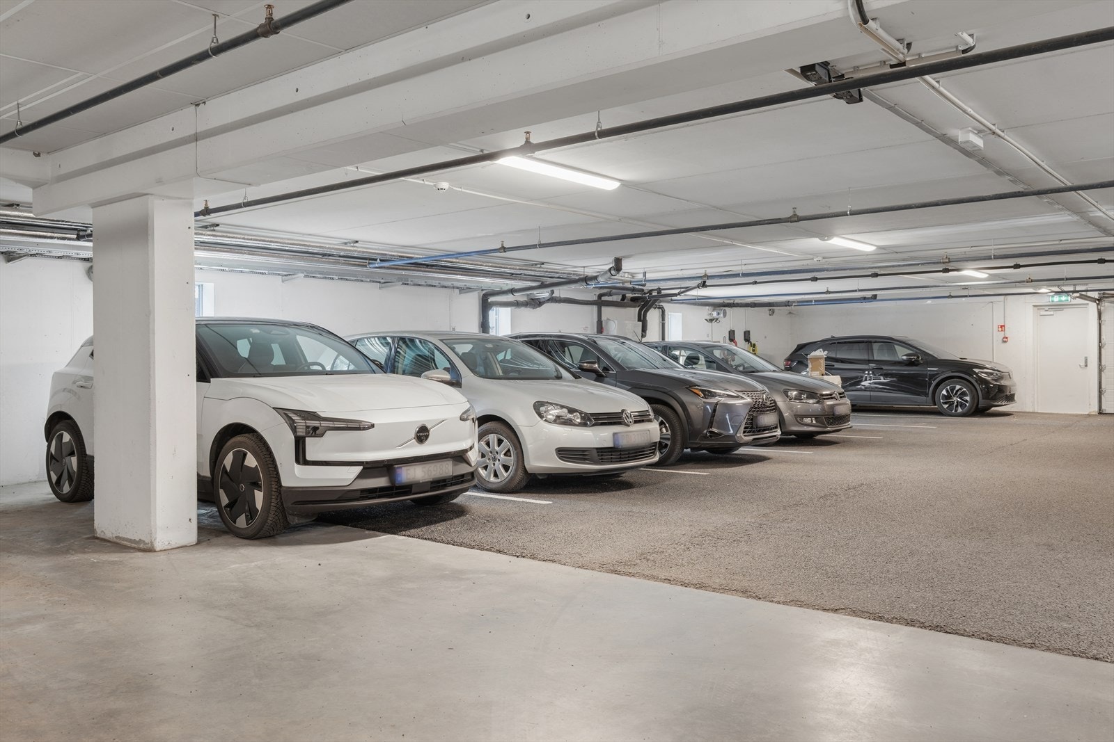 Fast biloppstillingsplass i parkeringsanlegget. Galleribilde