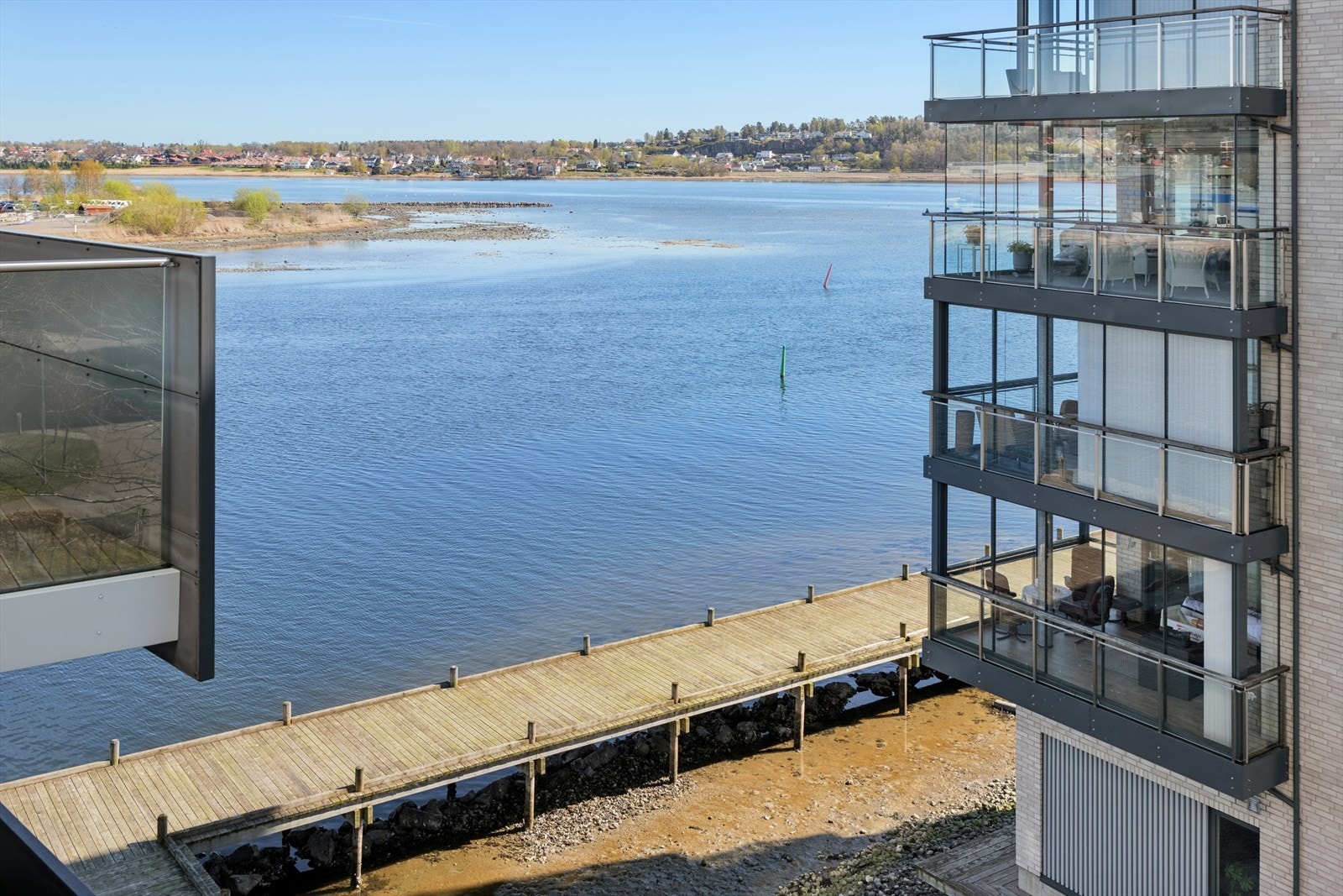 Beliggenheten er sjønær med bryggegang og levende maritimt miljø. Galleribilde