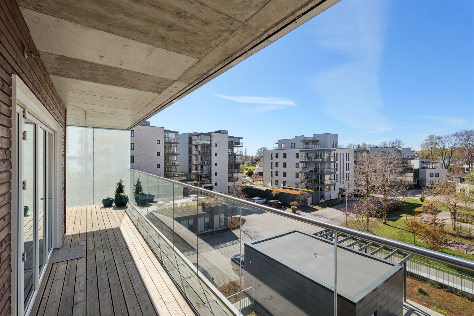 Romslig vestvendt terrasse med fint utsyn og gode solforhold. Galleribilde
