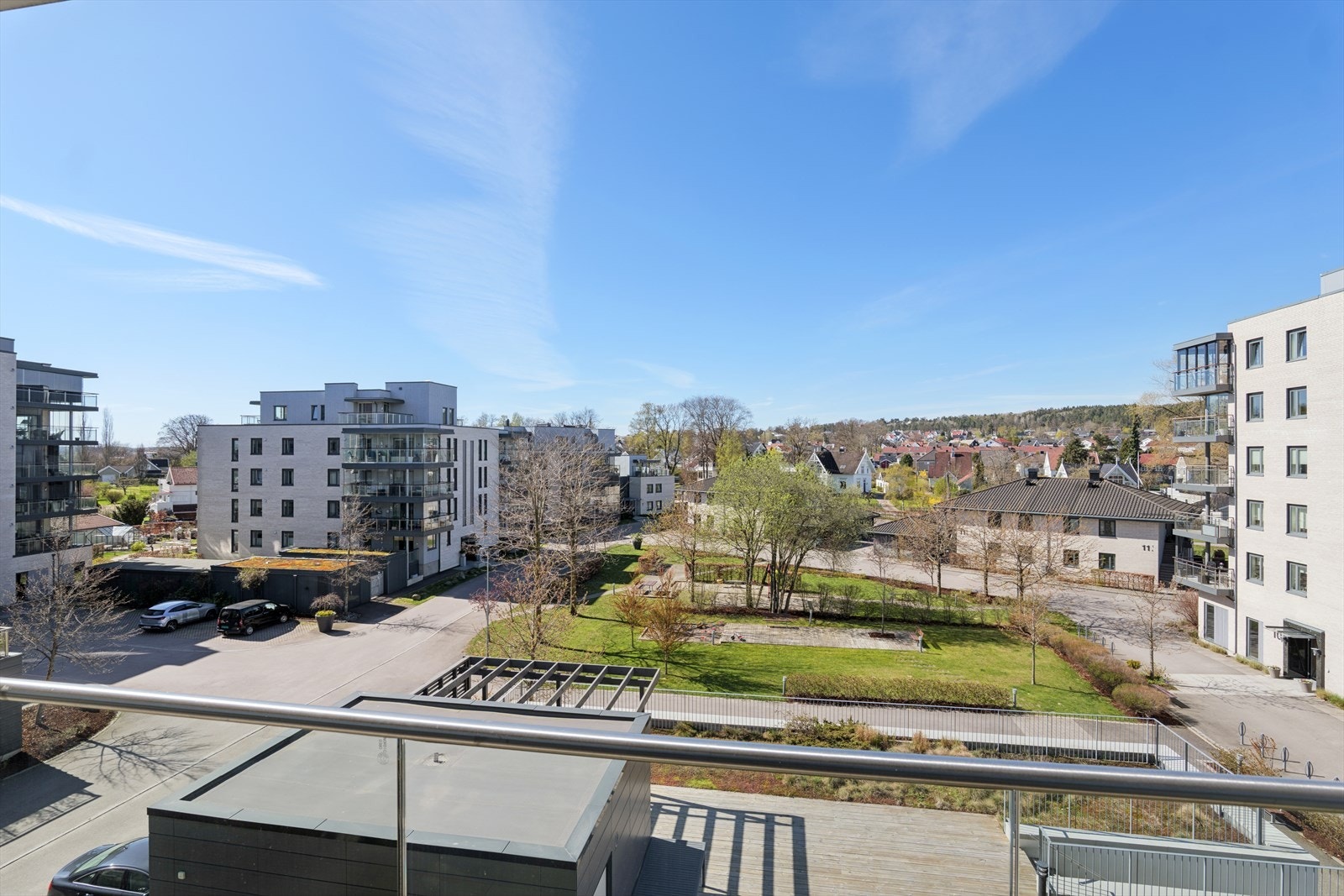 Beliggenheten er super, med god avstand til bebyggelsen rundt. Galleribilde