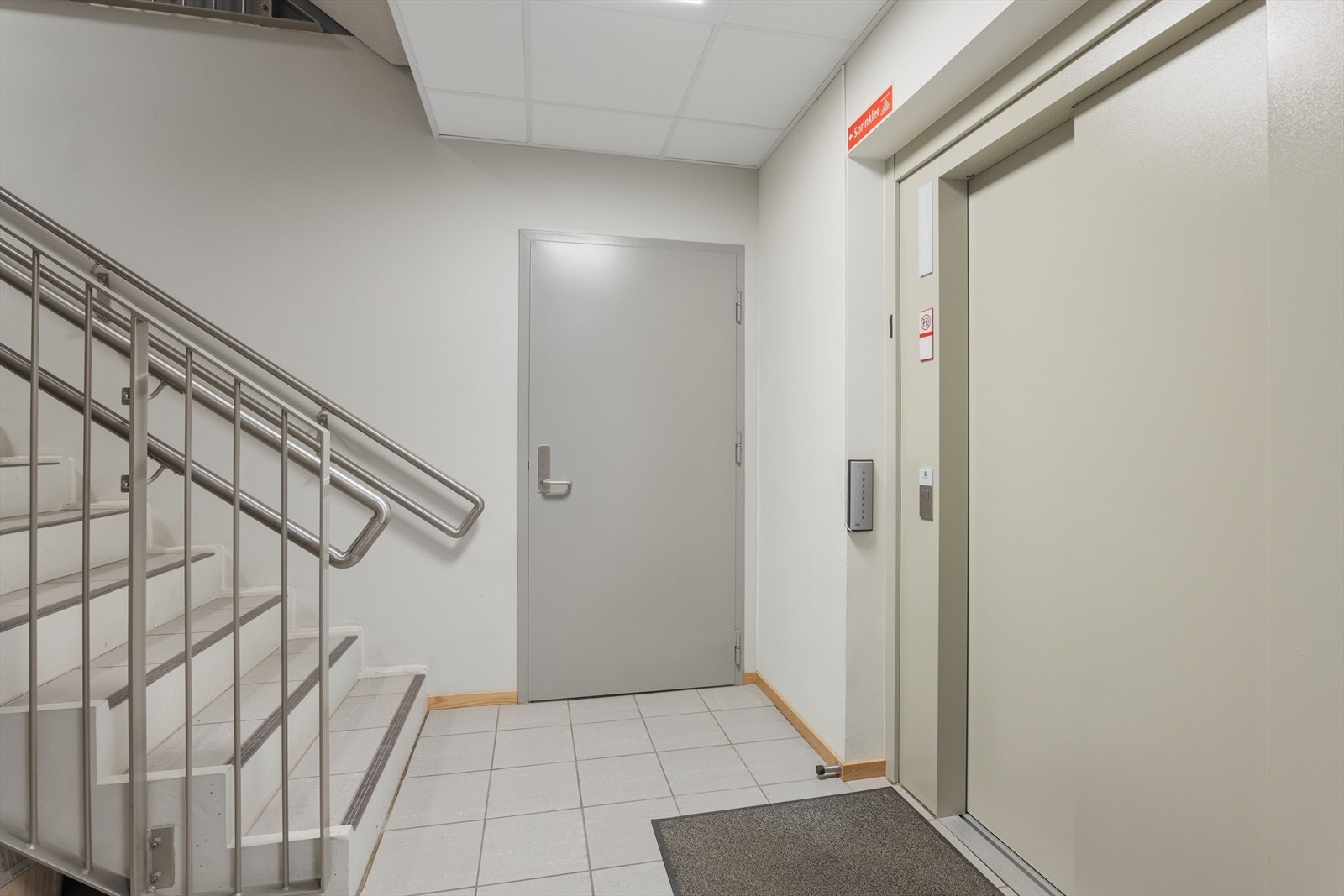Ttrappefri adkomst fra parkering til leilighet - velg mellom heis eller trapper. Galleribilde