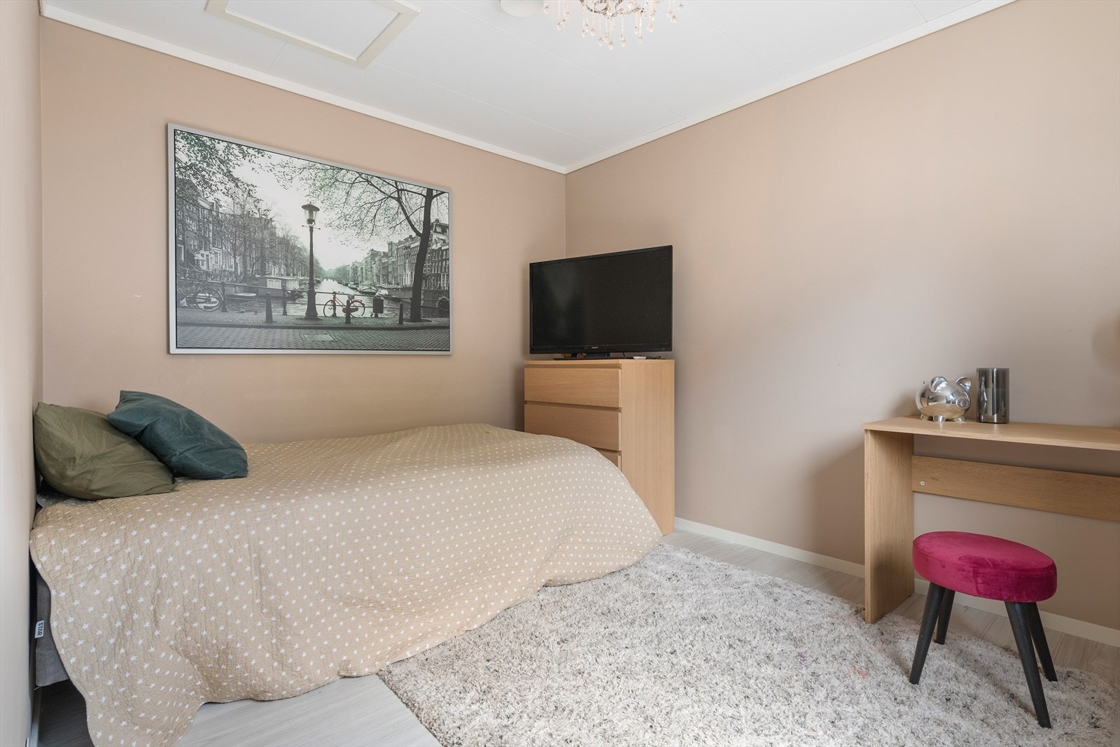 Soverom i 1. etasje med plass til seng, skrivepult og skap/kommode Galleribilde