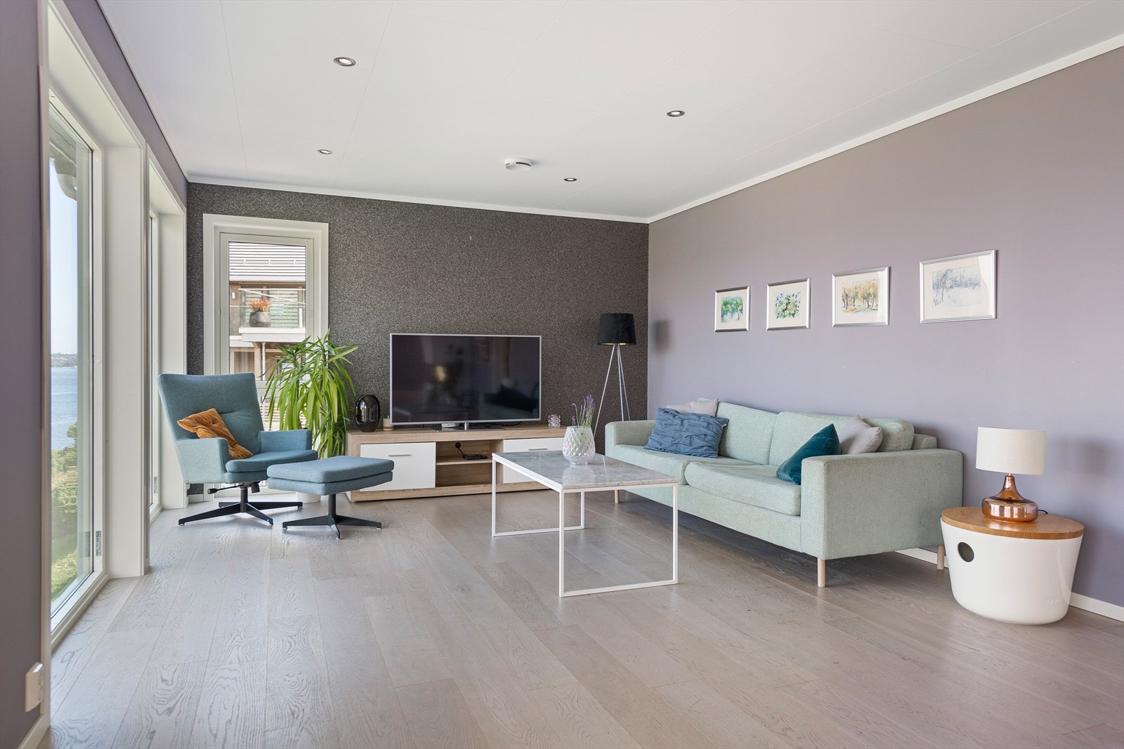 Overflatene i boligen består av en-stavs parkett med behagelig varme, malte vegger og downlights i himling Galleribilde