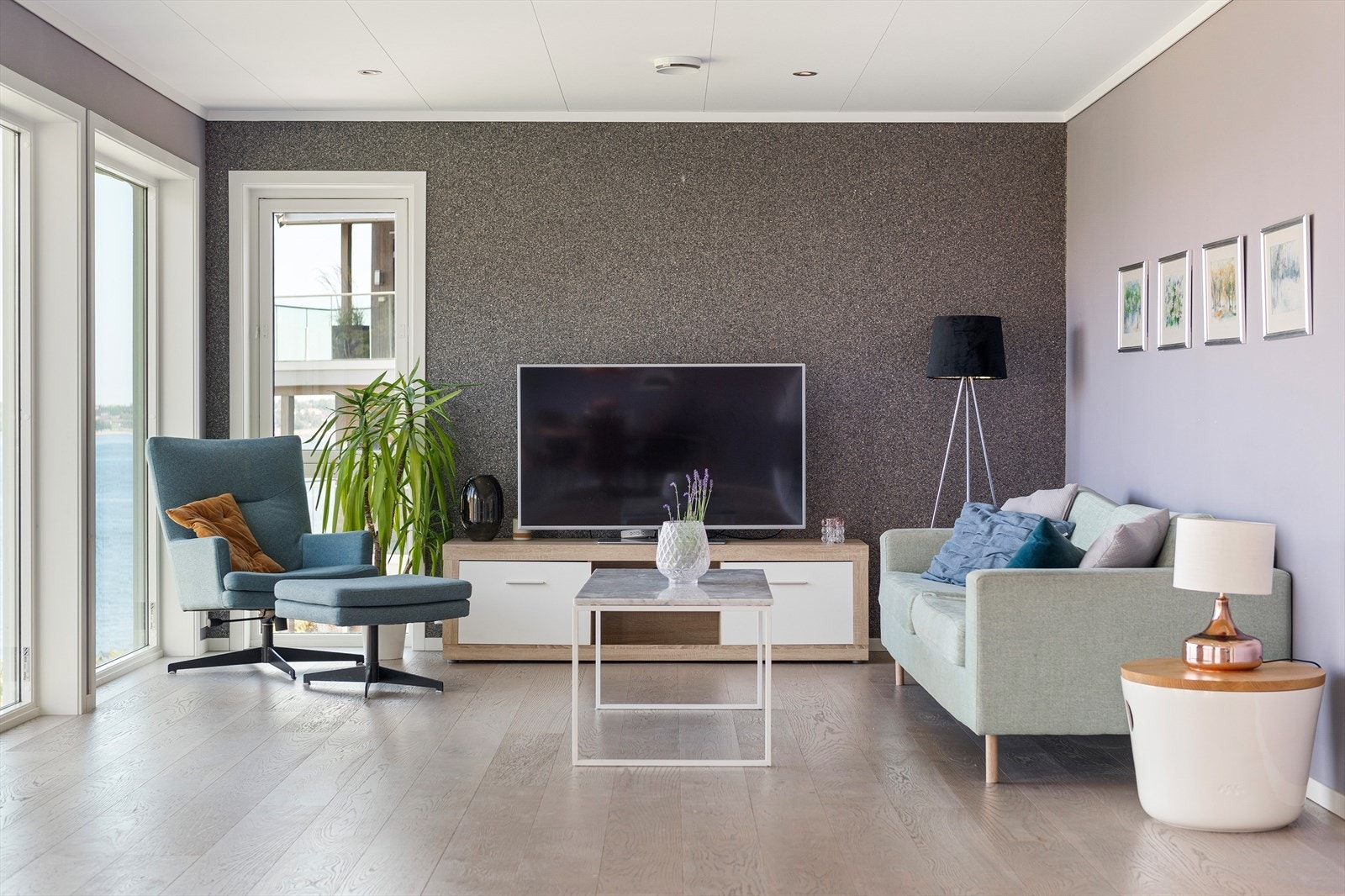 I stuen er det god plass til sofagruppe, sofabord og tv-møblement Galleribilde