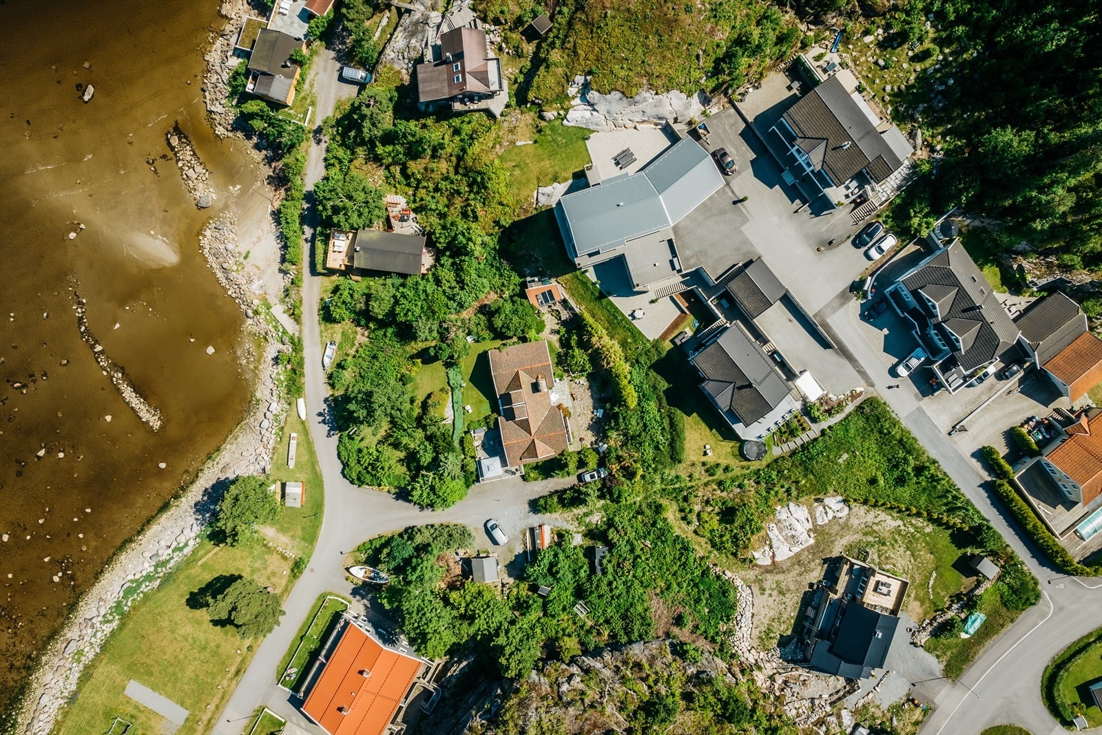 Det er separat utleiedel med egen inngang, hageflekk og sjøutsikt Galleribilde