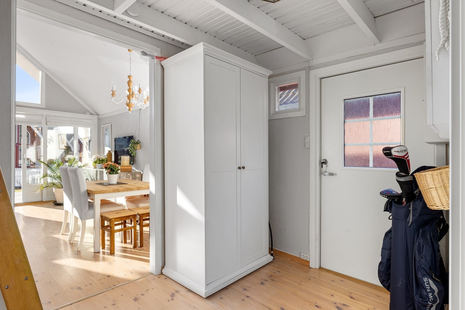 I gangen er det plass til skap, knagger og knagger for oppbevaring av sko og yttertøy. Galleribilde